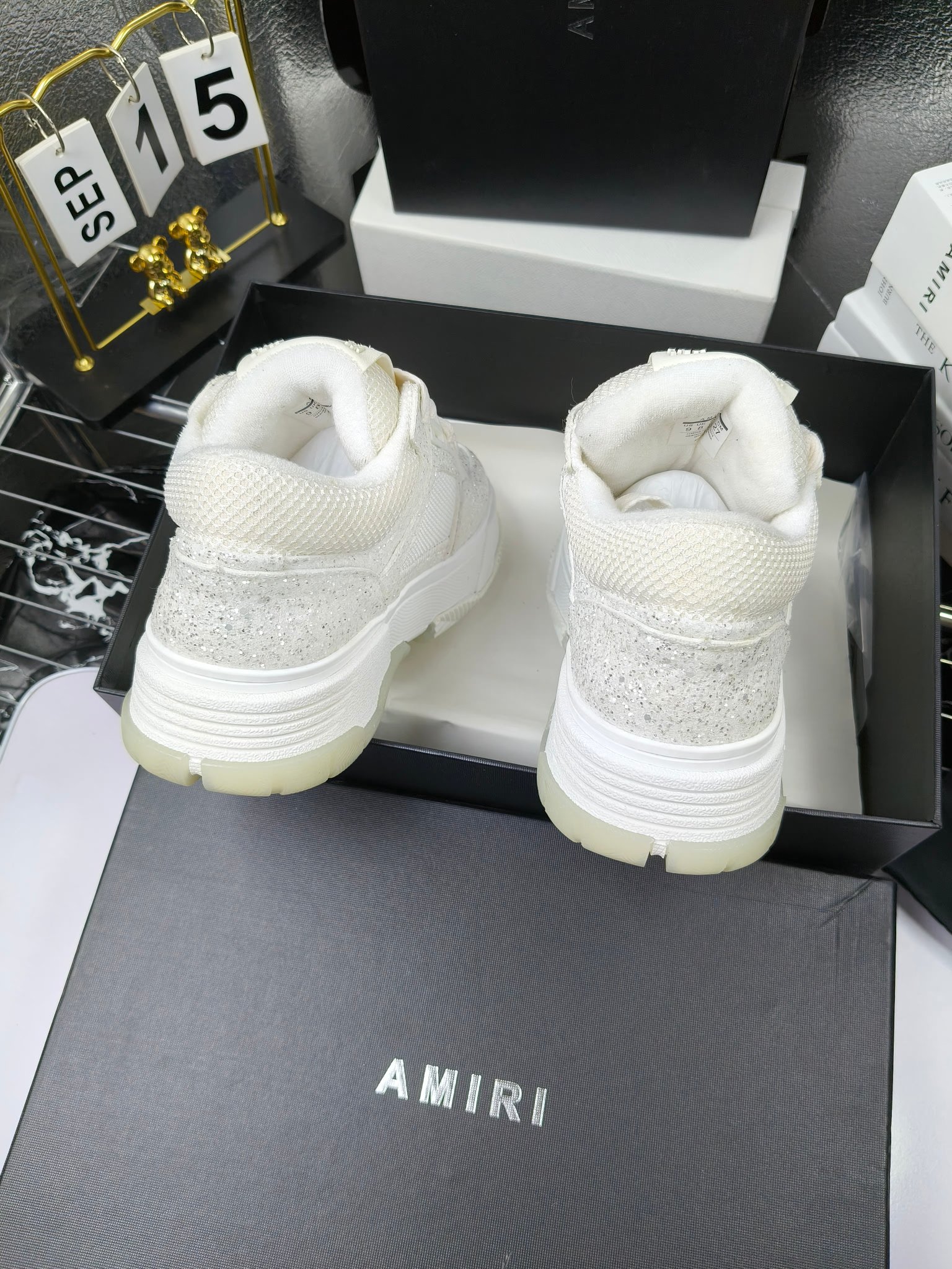 AMIRI
埃米尔爆款情侣骨头鞋。休闲时尚领头羊。来自洛杉矶的高街潮牌独家爆版骨头鞋，众多明星网红同款，中国新说唱歌手小白Gali 王一博 杨幂等网红博主争夺上脚，AJ1的鞋型侧面立体骷髅头拼接骨头状 
❶面料:原版定做头层牛皮➕双层骨头全纯手工油边工艺 
❷内里同原版:独家定制Nike同级内里 (无法超越) 
❸垫脚:原版开模注塑成型一体鞋垫舒适不累脚 
❹大底:原工厂1:1开模三色 原版大底 
❺码数:35-45（男38.45.46定制不退换）
p300