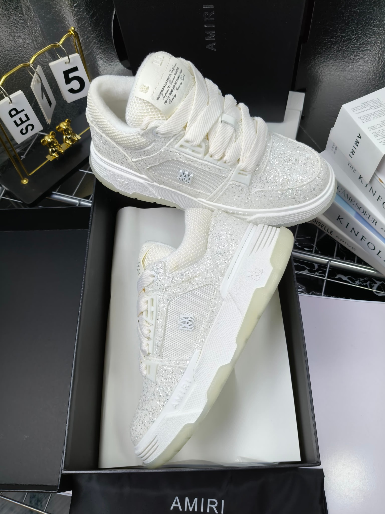 AMIRI
埃米尔爆款情侣骨头鞋。休闲时尚领头羊。来自洛杉矶的高街潮牌独家爆版骨头鞋，众多明星网红同款，中国新说唱歌手小白Gali 王一博 杨幂等网红博主争夺上脚，AJ1的鞋型侧面立体骷髅头拼接骨头状 
❶面料:原版定做头层牛皮➕双层骨头全纯手工油边工艺 
❷内里同原版:独家定制Nike同级内里 (无法超越) 
❸垫脚:原版开模注塑成型一体鞋垫舒适不累脚 
❹大底:原工厂1:1开模三色 原版大底 
❺码数:35-45（男38.45.46定制不退换）
p300