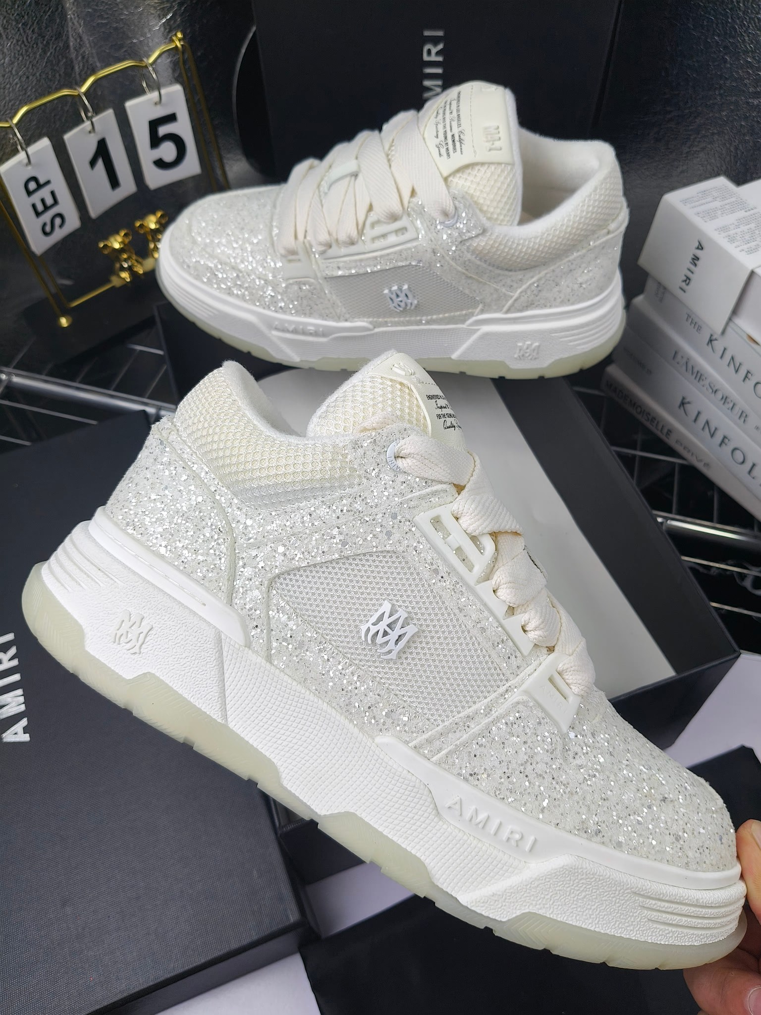 AMIRI
埃米尔爆款情侣骨头鞋。休闲时尚领头羊。来自洛杉矶的高街潮牌独家爆版骨头鞋，众多明星网红同款，中国新说唱歌手小白Gali 王一博 杨幂等网红博主争夺上脚，AJ1的鞋型侧面立体骷髅头拼接骨头状 
❶面料:原版定做头层牛皮➕双层骨头全纯手工油边工艺 
❷内里同原版:独家定制Nike同级内里 (无法超越) 
❸垫脚:原版开模注塑成型一体鞋垫舒适不累脚 
❹大底:原工厂1:1开模三色 原版大底 
❺码数:35-45（男38.45.46定制不退换）
p300