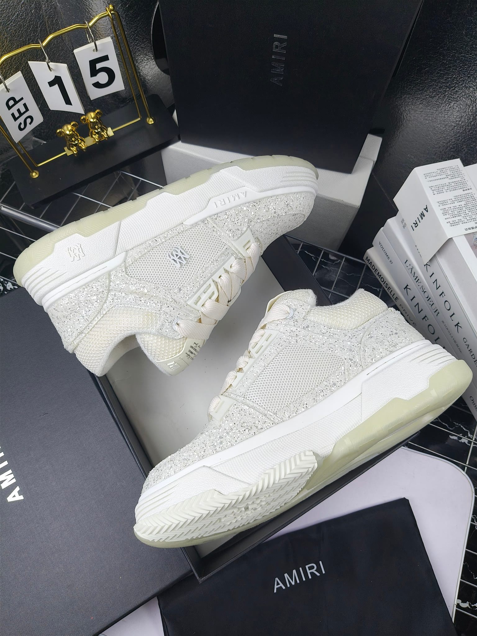 AMIRI
埃米尔爆款情侣骨头鞋。休闲时尚领头羊。来自洛杉矶的高街潮牌独家爆版骨头鞋，众多明星网红同款，中国新说唱歌手小白Gali 王一博 杨幂等网红博主争夺上脚，AJ1的鞋型侧面立体骷髅头拼接骨头状 
❶面料:原版定做头层牛皮➕双层骨头全纯手工油边工艺 
❷内里同原版:独家定制Nike同级内里 (无法超越) 
❸垫脚:原版开模注塑成型一体鞋垫舒适不累脚 
❹大底:原工厂1:1开模三色 原版大底 
❺码数:35-45（男38.45.46定制不退换）
p300