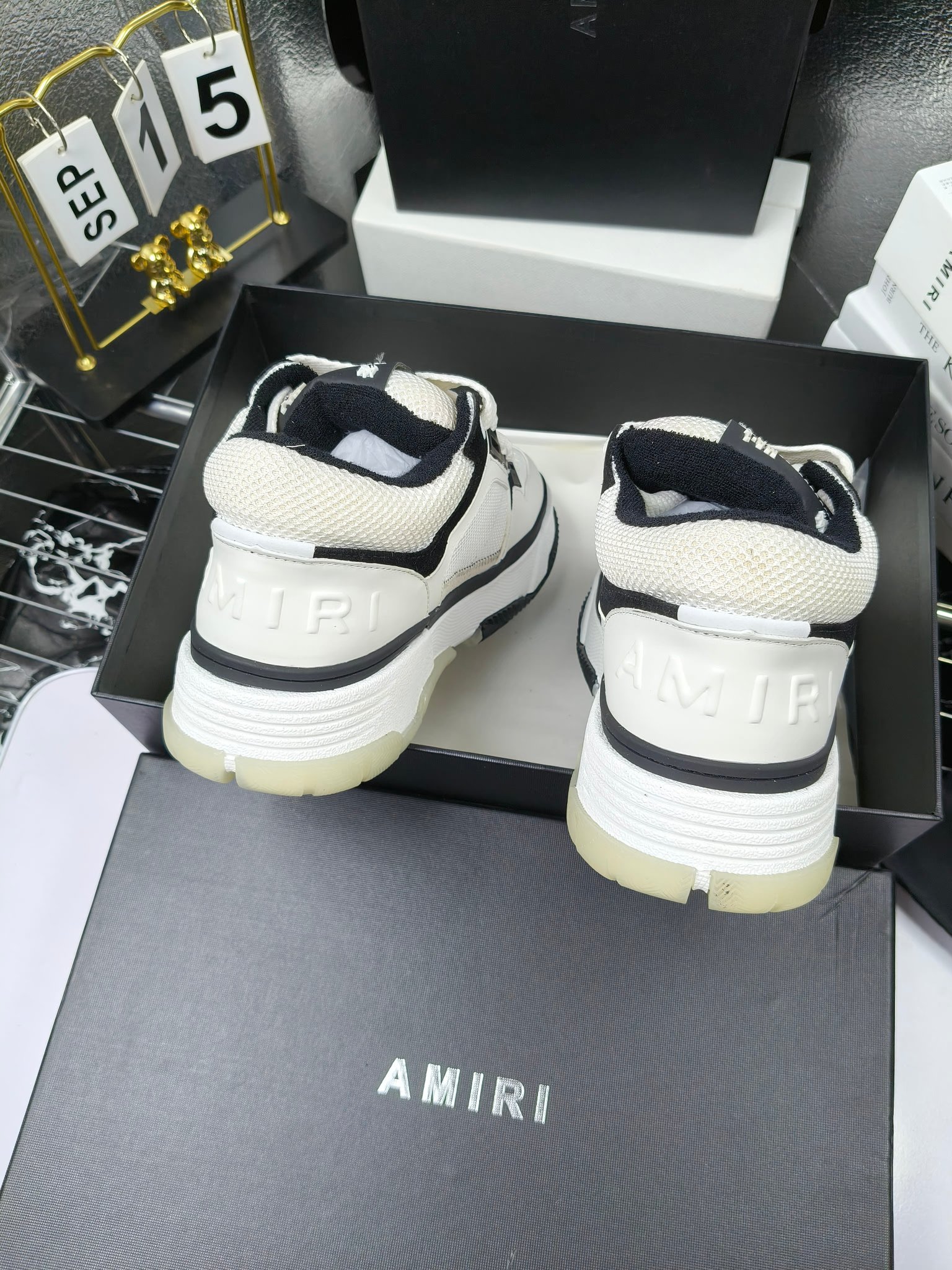 AMIRI
埃米尔爆款情侣骨头鞋。休闲时尚领头羊。来自洛杉矶的高街潮牌独家爆版骨头鞋,众多明星网红同款,中国新说唱歌手小白Gali 王一博 杨幂等网红博主争夺上脚,AJ1的鞋型侧面立体骷髅头拼接骨头状
❶面料:原版定做头层牛皮➕双层骨头全纯手工油边工艺
❷内里同原版:独家定制Nike同级内里 (无法超越)
❸垫脚:原版开模注塑成型一体鞋垫舒适不累脚
❹大底:原工厂1:1开模三色 原版大底
❺码数:35-45(男38.45.46定制不退换)
p300