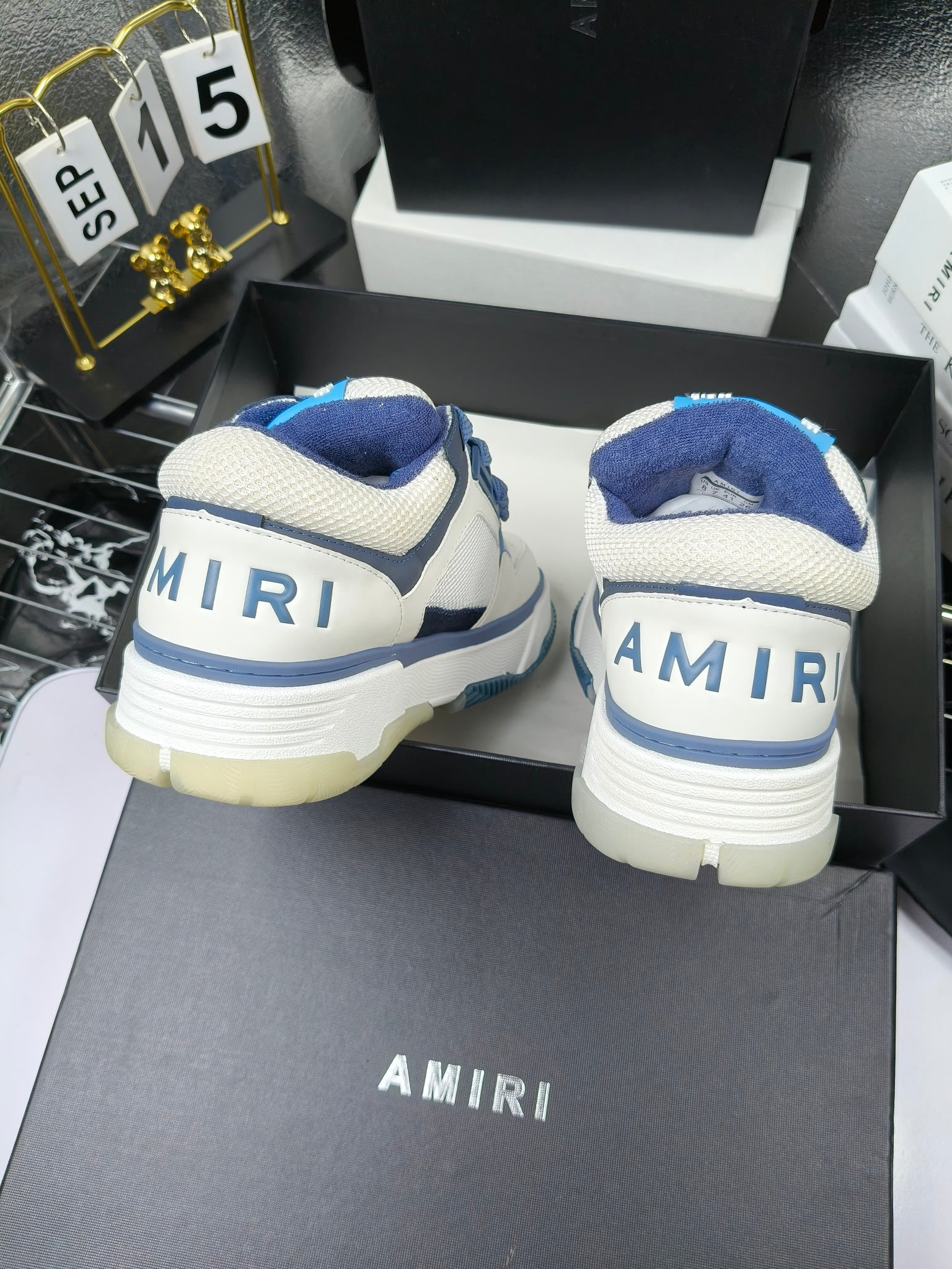 AMIRI
埃米尔爆款情侣骨头鞋。休闲时尚领头羊。来自洛杉矶的高街潮牌独家爆版骨头鞋,众多明星网红同款,中国新说唱歌手小白Gali 王一博 杨幂等网红博主争夺上脚,AJ1的鞋型侧面立体骷髅头拼接骨头状
❶面料:原版定做头层牛皮➕双层骨头全纯手工油边工艺
❷内里同原版:独家定制Nike同级内里 (无法超越)
❸垫脚:原版开模注塑成型一体鞋垫舒适不累脚
❹大底:原工厂1:1开模三色 原版大底
❺码数:35-45(男38.45.46定制不退换)
p300