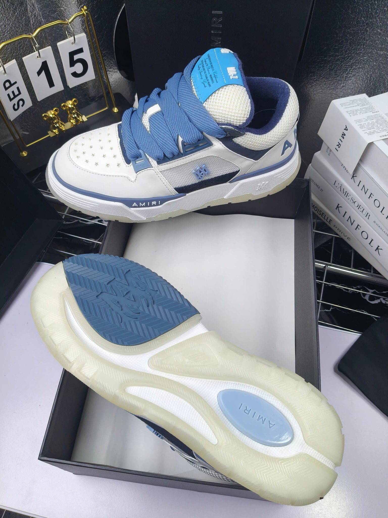 AMIRI
埃米尔爆款情侣骨头鞋。休闲时尚领头羊。来自洛杉矶的高街潮牌独家爆版骨头鞋，众多明星网红同款，中国新说唱歌手小白Gali 王一博 杨幂等网红博主争夺上脚，AJ1的鞋型侧面立体骷髅头拼接骨头状 
❶面料:原版定做头层牛皮➕双层骨头全纯手工油边工艺 
❷内里同原版:独家定制Nike同级内里 (无法超越) 
❸垫脚:原版开模注塑成型一体鞋垫舒适不累脚 
❹大底:原工厂1:1开模三色 原版大底 
❺码数:35-45（男38.45.46定制不退换）
p300