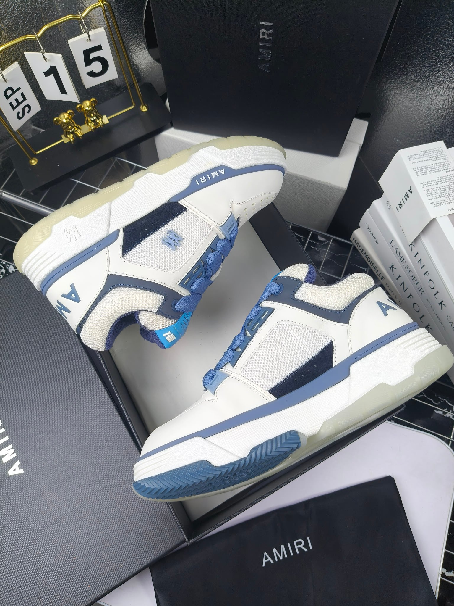 AMIRI
埃米尔爆款情侣骨头鞋。休闲时尚领头羊。来自洛杉矶的高街潮牌独家爆版骨头鞋，众多明星网红同款，中国新说唱歌手小白Gali 王一博 杨幂等网红博主争夺上脚，AJ1的鞋型侧面立体骷髅头拼接骨头状 
❶面料:原版定做头层牛皮➕双层骨头全纯手工油边工艺 
❷内里同原版:独家定制Nike同级内里 (无法超越) 
❸垫脚:原版开模注塑成型一体鞋垫舒适不累脚 
❹大底:原工厂1:1开模三色 原版大底 
❺码数:35-45（男38.45.46定制不退换）
p300