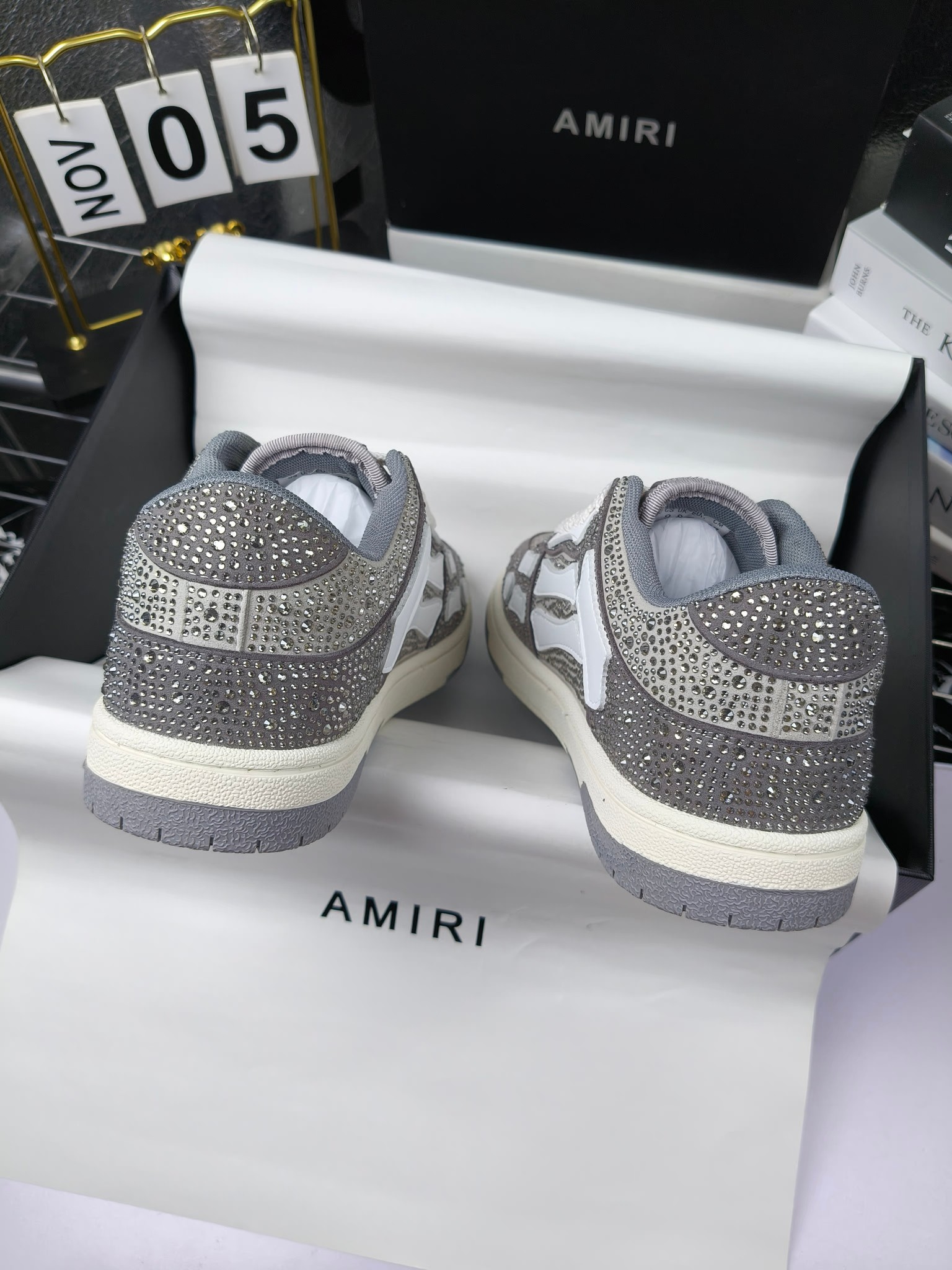 amiri 
埃米尔 爆款滑板休闲鞋！
钻款出厂300 米兰国际 amiri 2024 早春优秀爆款🔥 代言🔥引领潮流！！ 
👍面料:原版进口头层磨砂牛皮+进口牛皮 
👍内里:原版1:1内里+进口泡棉 
👍扣饰：采用原版注塑工艺美观不伤皮面 
👍垫脚:专用注塑鞋垫(原版1:1)
 👍大底:橡胶+eva 耐磨大底 
👍包装:原版全套高贵专柜包装 
👍码数:女35-41男39-46