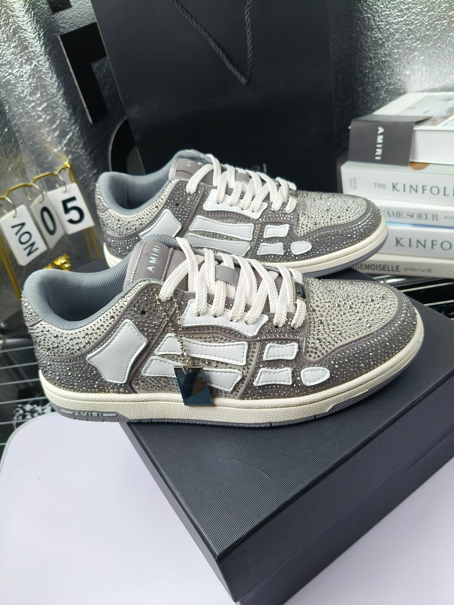 amiri 
埃米尔 爆款滑板休闲鞋！
钻款出厂300 米兰国际 amiri 2024 早春优秀爆款🔥 代言🔥引领潮流！！ 
👍面料:原版进口头层磨砂牛皮+进口牛皮 
👍内里:原版1:1内里+进口泡棉 
👍扣饰：采用原版注塑工艺美观不伤皮面 
👍垫脚:专用注塑鞋垫(原版1:1)
 👍大底:橡胶+eva 耐磨大底 
👍包装:原版全套高贵专柜包装 
👍码数:女35-41男39-46