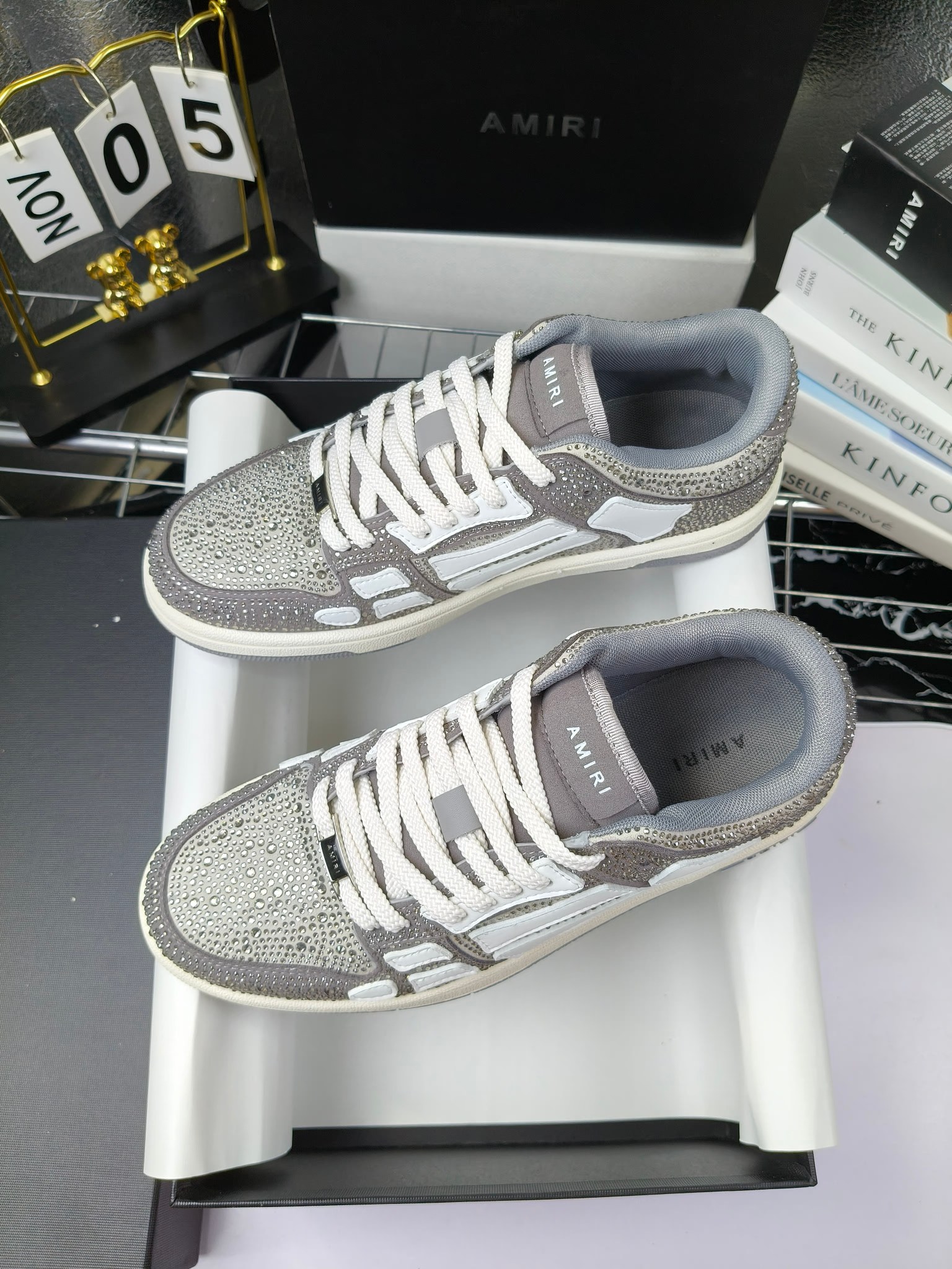 amiri 
埃米尔 爆款滑板休闲鞋！
钻款出厂300 米兰国际 amiri 2024 早春优秀爆款🔥 代言🔥引领潮流！！ 
👍面料:原版进口头层磨砂牛皮+进口牛皮 
👍内里:原版1:1内里+进口泡棉 
👍扣饰：采用原版注塑工艺美观不伤皮面 
👍垫脚:专用注塑鞋垫(原版1:1)
 👍大底:橡胶+eva 耐磨大底 
👍包装:原版全套高贵专柜包装 
👍码数:女35-41男39-46