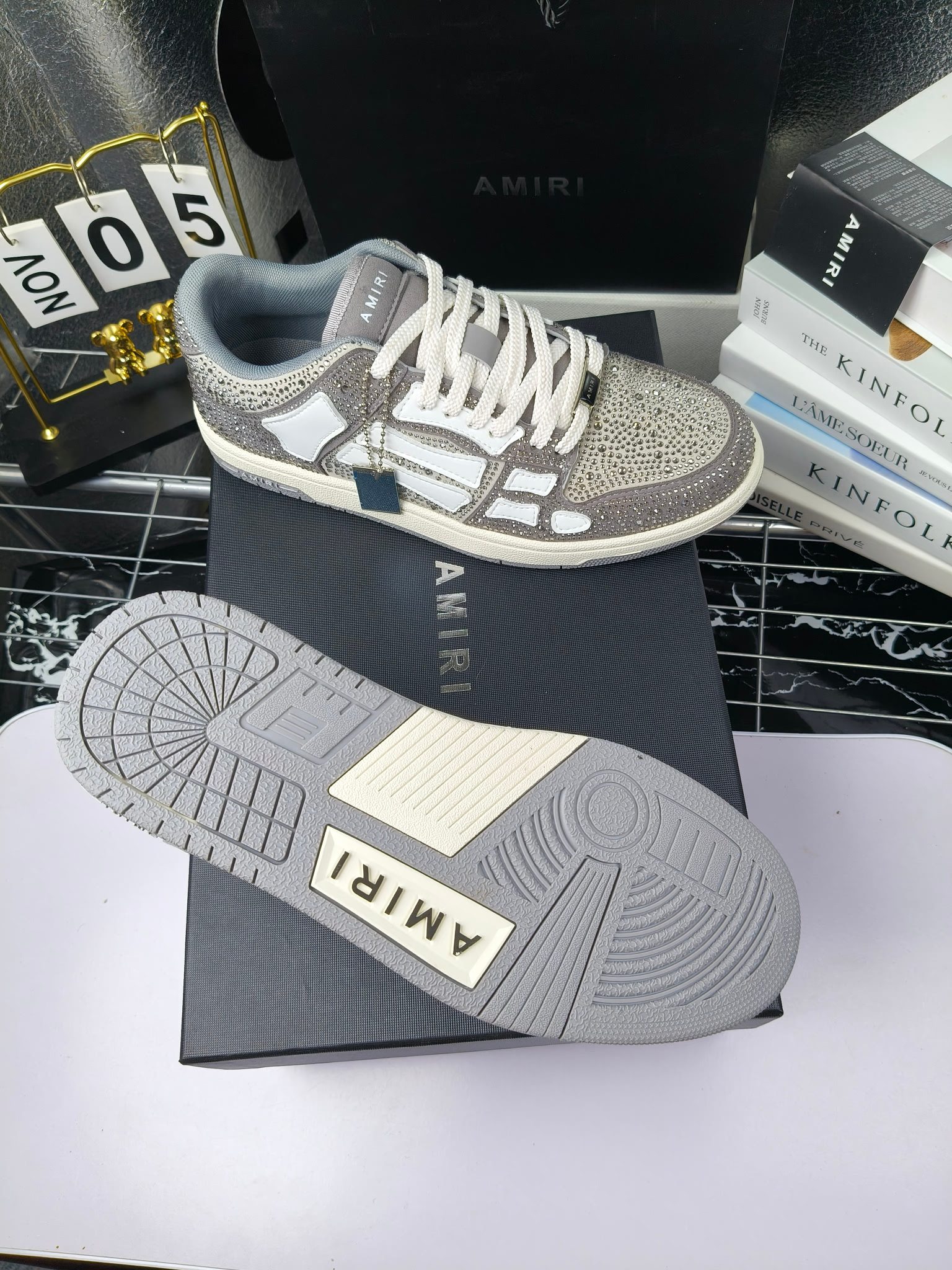 amiri 
埃米尔 爆款滑板休闲鞋！
钻款出厂300 米兰国际 amiri 2024 早春优秀爆款🔥 代言🔥引领潮流！！ 
👍面料:原版进口头层磨砂牛皮+进口牛皮 
👍内里:原版1:1内里+进口泡棉 
👍扣饰：采用原版注塑工艺美观不伤皮面 
👍垫脚:专用注塑鞋垫(原版1:1)
 👍大底:橡胶+eva 耐磨大底 
👍包装:原版全套高贵专柜包装 
👍码数:女35-41男39-46
