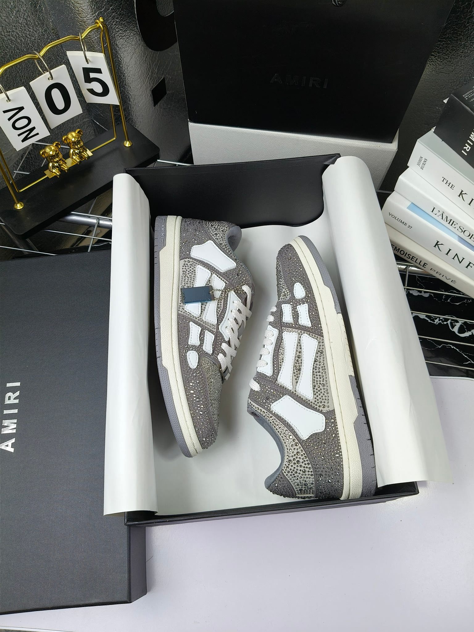 amiri 
埃米尔 爆款滑板休闲鞋！
钻款出厂300 米兰国际 amiri 2024 早春优秀爆款🔥 代言🔥引领潮流！！ 
👍面料:原版进口头层磨砂牛皮+进口牛皮 
👍内里:原版1:1内里+进口泡棉 
👍扣饰：采用原版注塑工艺美观不伤皮面 
👍垫脚:专用注塑鞋垫(原版1:1)
 👍大底:橡胶+eva 耐磨大底 
👍包装:原版全套高贵专柜包装 
👍码数:女35-41男39-46