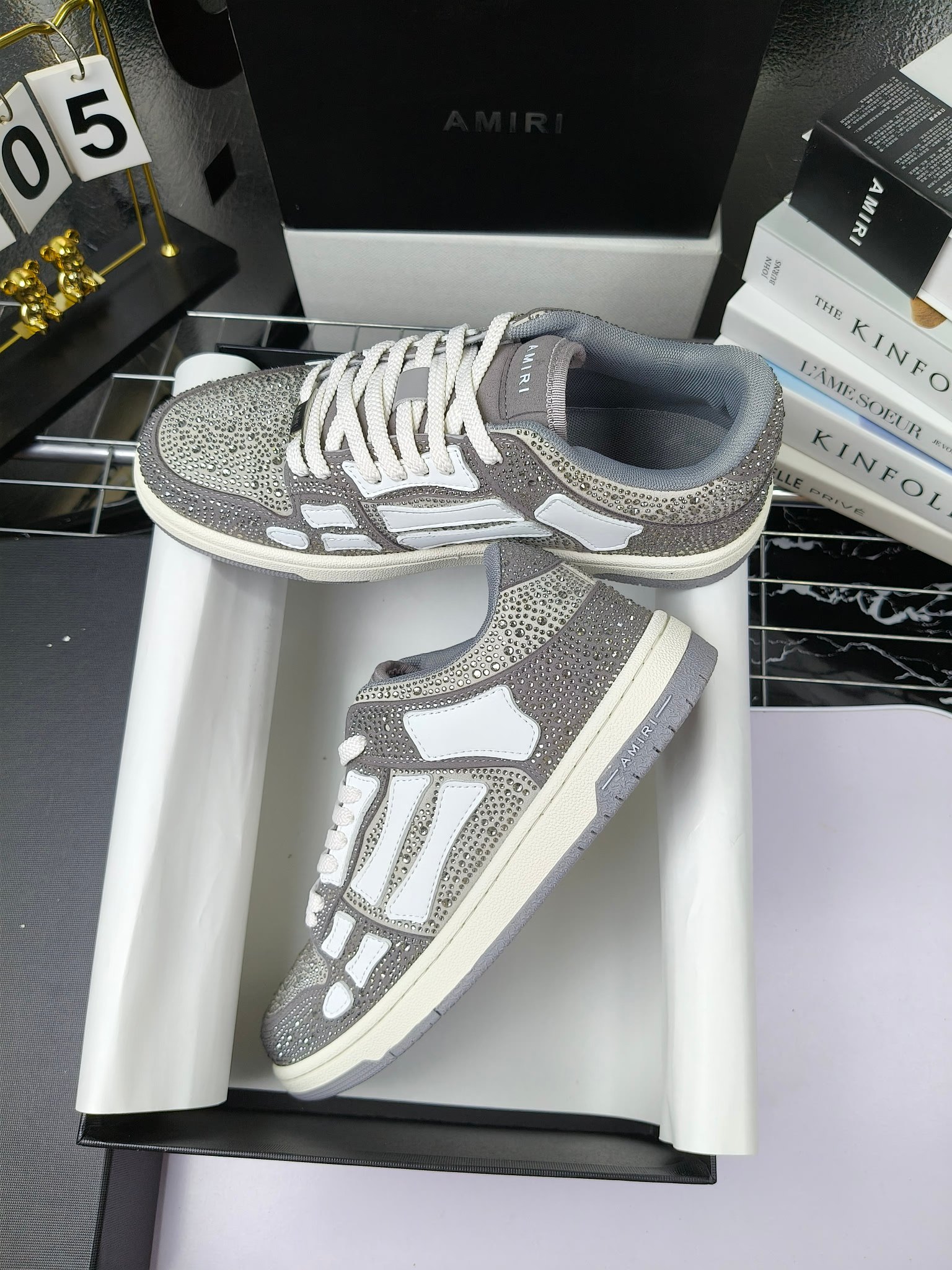 amiri 
埃米尔 爆款滑板休闲鞋！
钻款出厂300 米兰国际 amiri 2024 早春优秀爆款🔥 代言🔥引领潮流！！ 
👍面料:原版进口头层磨砂牛皮+进口牛皮 
👍内里:原版1:1内里+进口泡棉 
👍扣饰：采用原版注塑工艺美观不伤皮面 
👍垫脚:专用注塑鞋垫(原版1:1)
 👍大底:橡胶+eva 耐磨大底 
👍包装:原版全套高贵专柜包装 
👍码数:女35-41男39-46