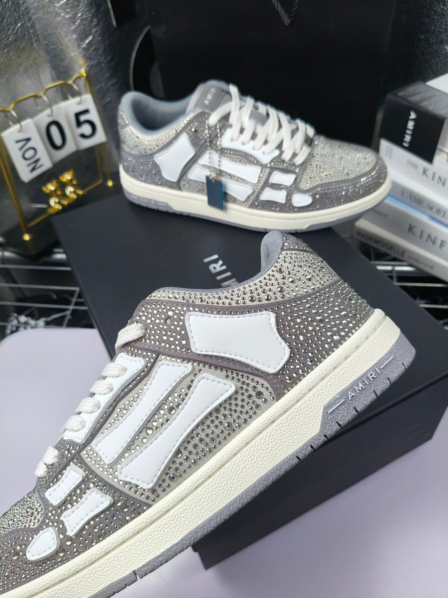 amiri 
埃米尔 爆款滑板休闲鞋！
钻款出厂300 米兰国际 amiri 2024 早春优秀爆款🔥 代言🔥引领潮流！！ 
👍面料:原版进口头层磨砂牛皮+进口牛皮 
👍内里:原版1:1内里+进口泡棉 
👍扣饰：采用原版注塑工艺美观不伤皮面 
👍垫脚:专用注塑鞋垫(原版1:1)
 👍大底:橡胶+eva 耐磨大底 
👍包装:原版全套高贵专柜包装 
👍码数:女35-41男39-46