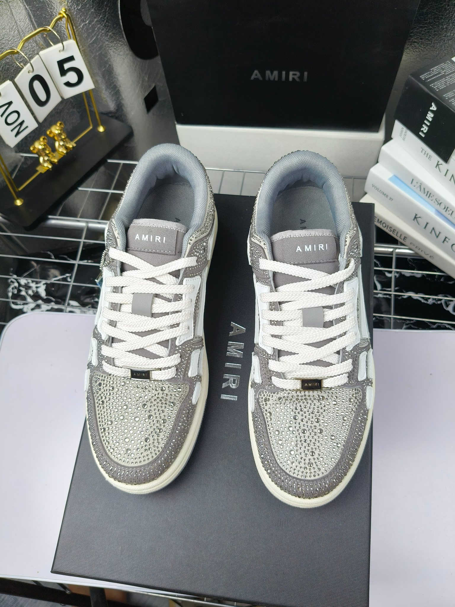 amiri 
埃米尔 爆款滑板休闲鞋！
钻款出厂300 米兰国际 amiri 2024 早春优秀爆款🔥 代言🔥引领潮流！！ 
👍面料:原版进口头层磨砂牛皮+进口牛皮 
👍内里:原版1:1内里+进口泡棉 
👍扣饰：采用原版注塑工艺美观不伤皮面 
👍垫脚:专用注塑鞋垫(原版1:1)
 👍大底:橡胶+eva 耐磨大底 
👍包装:原版全套高贵专柜包装 
👍码数:女35-41男39-46