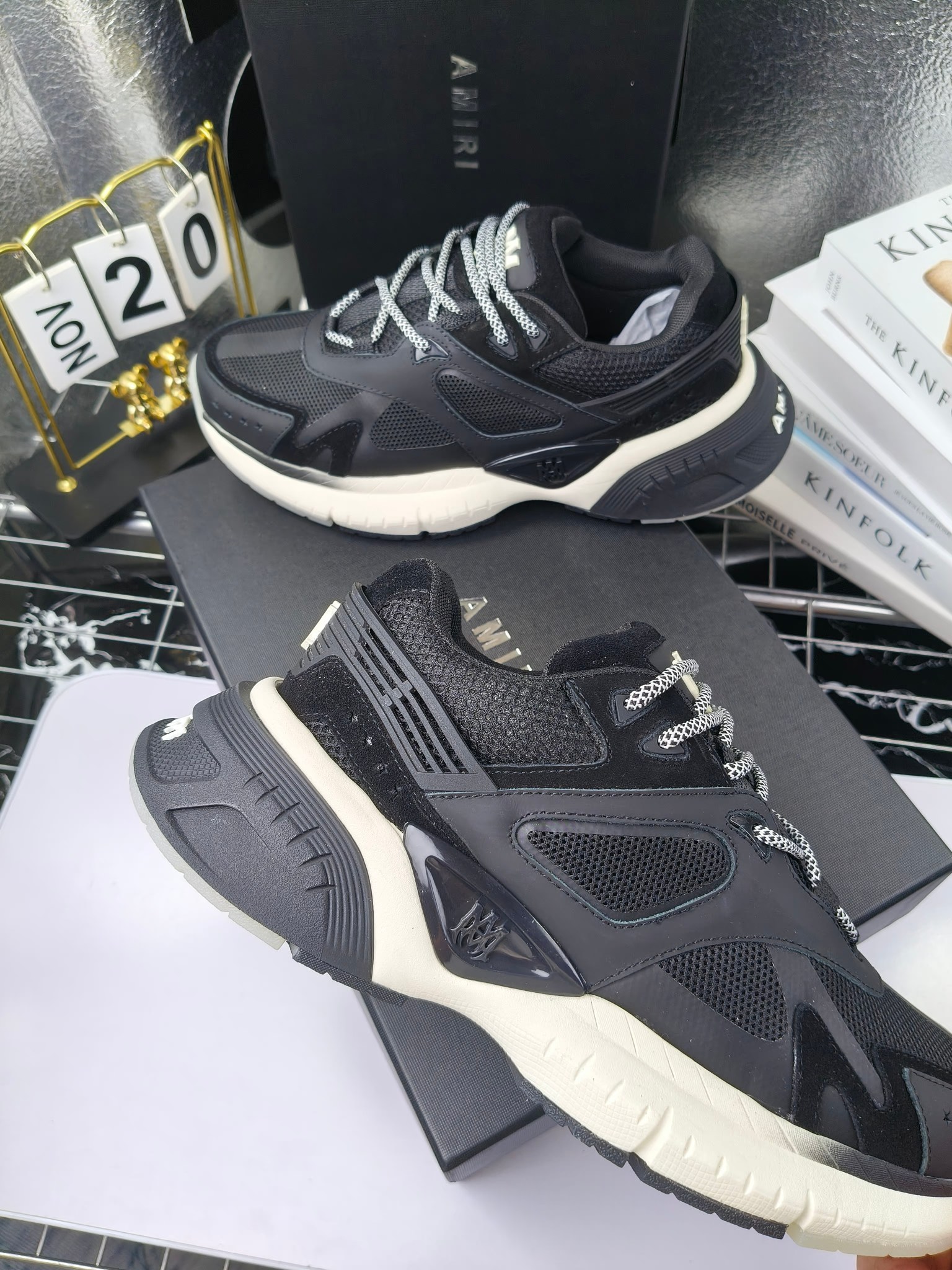𝐀𝐌𝐈𝐑𝐈 𝐌𝐀 𝐑𝐔𝐍𝐍𝐄𝐑 𝟮𝟬𝟮𝟰/𝐬𝐬 情侣款老爹鞋运动鞋
AMIRI
RUNWAY SKEL TOP 骨头鞋之前黑白 熊猫 白蓝配色已经有不少人热捧 24早春款更是热度不减潮人必备单品 老爹鞋,复古风尚,舒适度爆表。无论是独特的鞋型设计,还是高品质的材质,都彰显出AMIRI对品质的极致追求。穿上它,你将感受到无与伦比的舒适度,仿佛置身于云端 舒适百搭!进口头层牛皮+原版透气网蔡志强原版定制透气网里 独家开模TPU磨具成型底 底厚: 5CM
Size:35-45
p340