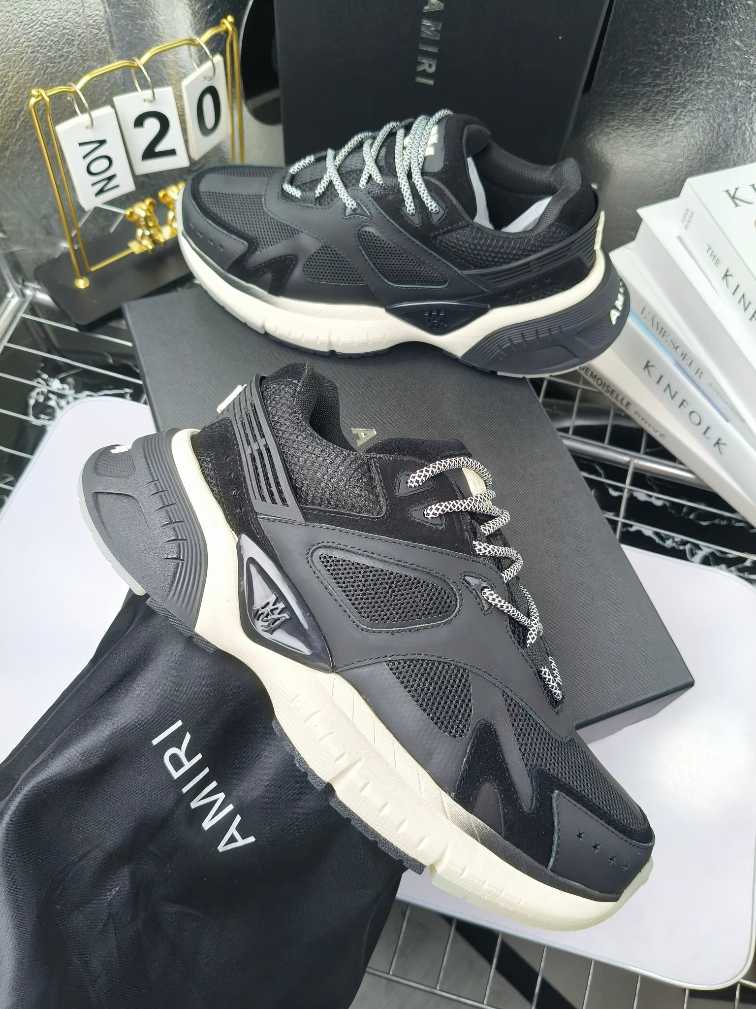 𝐀𝐌𝐈𝐑𝐈 𝐌𝐀 𝐑𝐔𝐍𝐍𝐄𝐑 𝟮𝟬𝟮𝟰/𝐬𝐬 情侣款老爹鞋运动鞋
AMIRI
RUNWAY SKEL TOP 骨头鞋之前黑白 熊猫 白蓝配色已经有不少人热捧 24早春款更是热度不减潮人必备单品 老爹鞋,复古风尚,舒适度爆表。无论是独特的鞋型设计,还是高品质的材质,都彰显出AMIRI对品质的极致追求。穿上它,你将感受到无与伦比的舒适度,仿佛置身于云端 舒适百搭!进口头层牛皮+原版透气网蔡志强原版定制透气网里 独家开模TPU磨具成型底 底厚: 5CM
Size:35-45
p340