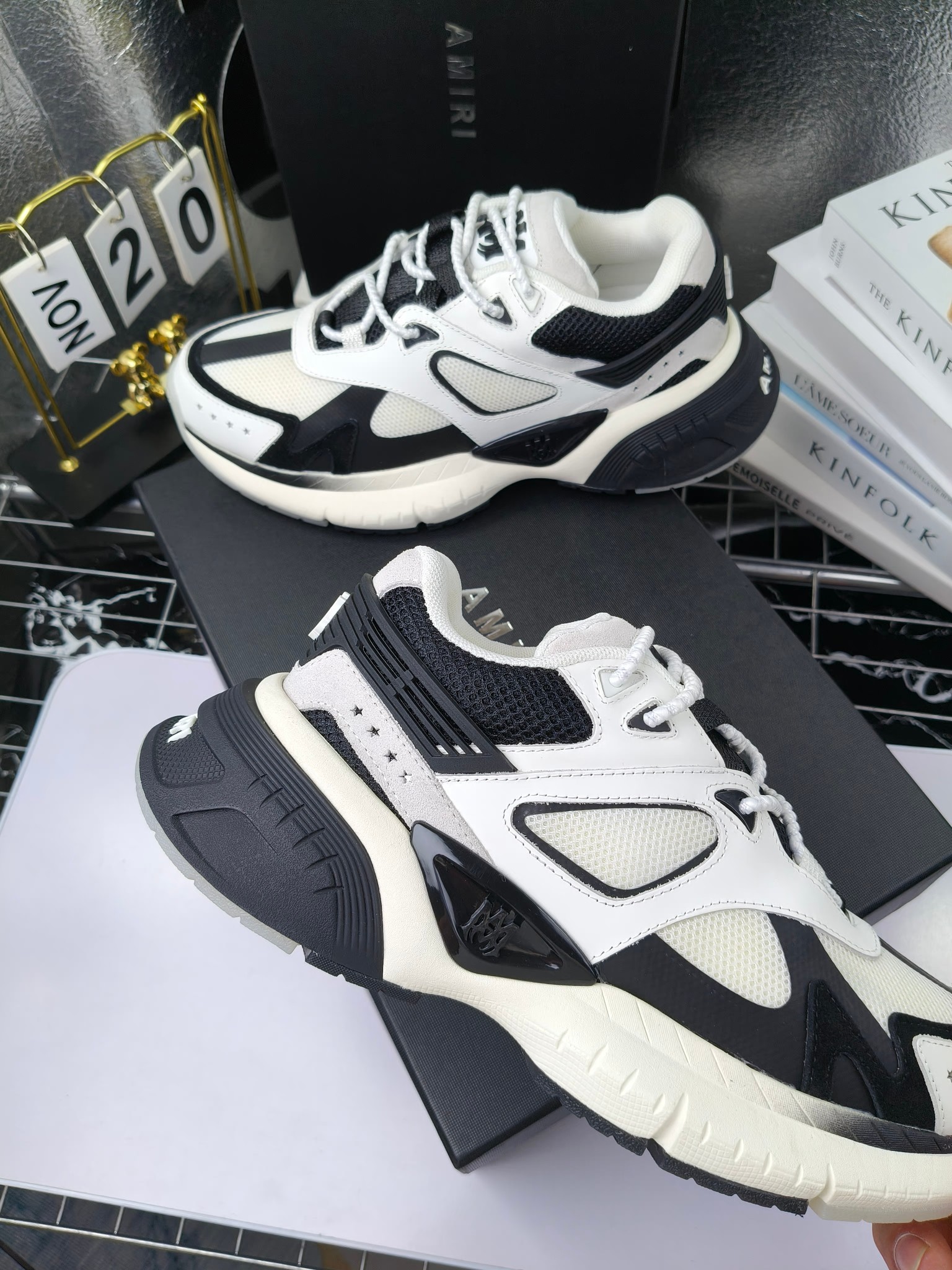 𝐀𝐌𝐈𝐑𝐈 𝐌𝐀 𝐑𝐔𝐍𝐍𝐄𝐑 𝟮𝟬𝟮𝟰/𝐬𝐬 情侣款老爹鞋运动鞋
AMIRI
RUNWAY SKEL TOP 骨头鞋之前黑白 熊猫 白蓝配色已经有不少人热捧 24早春款更是热度不减潮人必备单品 老爹鞋,复古风尚,舒适度爆表。无论是独特的鞋型设计,还是高品质的材质,都彰显出AMIRI对品质的极致追求。穿上它,你将感受到无与伦比的舒适度,仿佛置身于云端 舒适百搭!进口头层牛皮+原版透气网蔡志强原版定制透气网里 独家开模TPU磨具成型底 底厚: 5CM
Size:35-45
p340