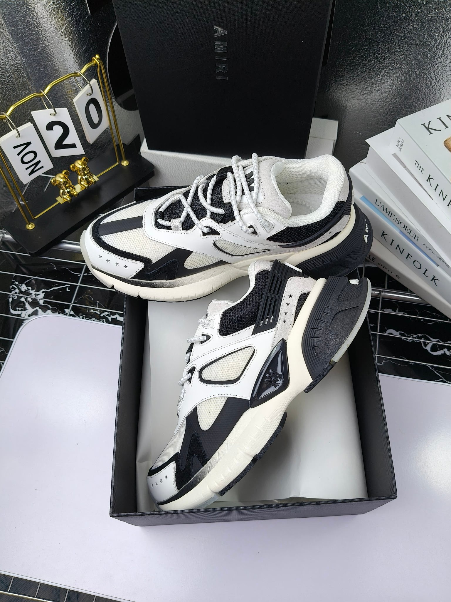 𝐀𝐌𝐈𝐑𝐈 𝐌𝐀 𝐑𝐔𝐍𝐍𝐄𝐑 𝟮𝟬𝟮𝟰/𝐬𝐬 情侣款老爹鞋运动鞋
AMIRI
RUNWAY SKEL TOP 骨头鞋之前黑白 熊猫 白蓝配色已经有不少人热捧 24早春款更是热度不减潮人必备单品 老爹鞋,复古风尚,舒适度爆表。无论是独特的鞋型设计,还是高品质的材质,都彰显出AMIRI对品质的极致追求。穿上它,你将感受到无与伦比的舒适度,仿佛置身于云端 舒适百搭!进口头层牛皮+原版透气网蔡志强原版定制透气网里 独家开模TPU磨具成型底 底厚: 5CM
Size:35-45
p340