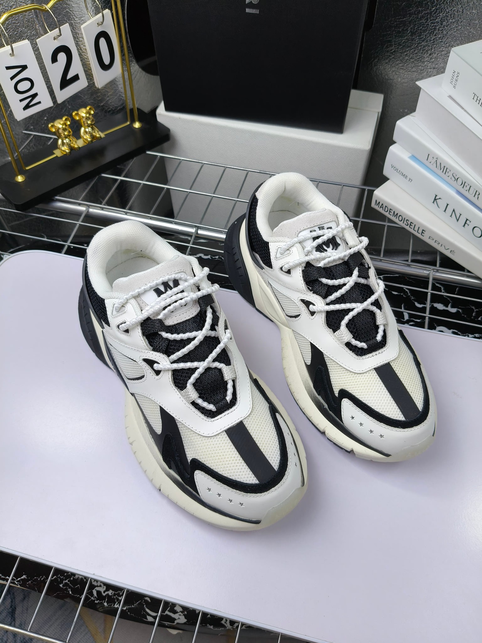 𝐀𝐌𝐈𝐑𝐈 𝐌𝐀 𝐑𝐔𝐍𝐍𝐄𝐑 𝟮𝟬𝟮𝟰/𝐬𝐬 情侣款老爹鞋运动鞋
AMIRI
RUNWAY SKEL TOP 骨头鞋之前黑白 熊猫 白蓝配色已经有不少人热捧 24早春款更是热度不减潮人必备单品 老爹鞋,复古风尚,舒适度爆表。无论是独特的鞋型设计,还是高品质的材质,都彰显出AMIRI对品质的极致追求。穿上它,你将感受到无与伦比的舒适度,仿佛置身于云端 舒适百搭!进口头层牛皮+原版透气网蔡志强原版定制透气网里 独家开模TPU磨具成型底 底厚: 5CM
Size:35-45
p340