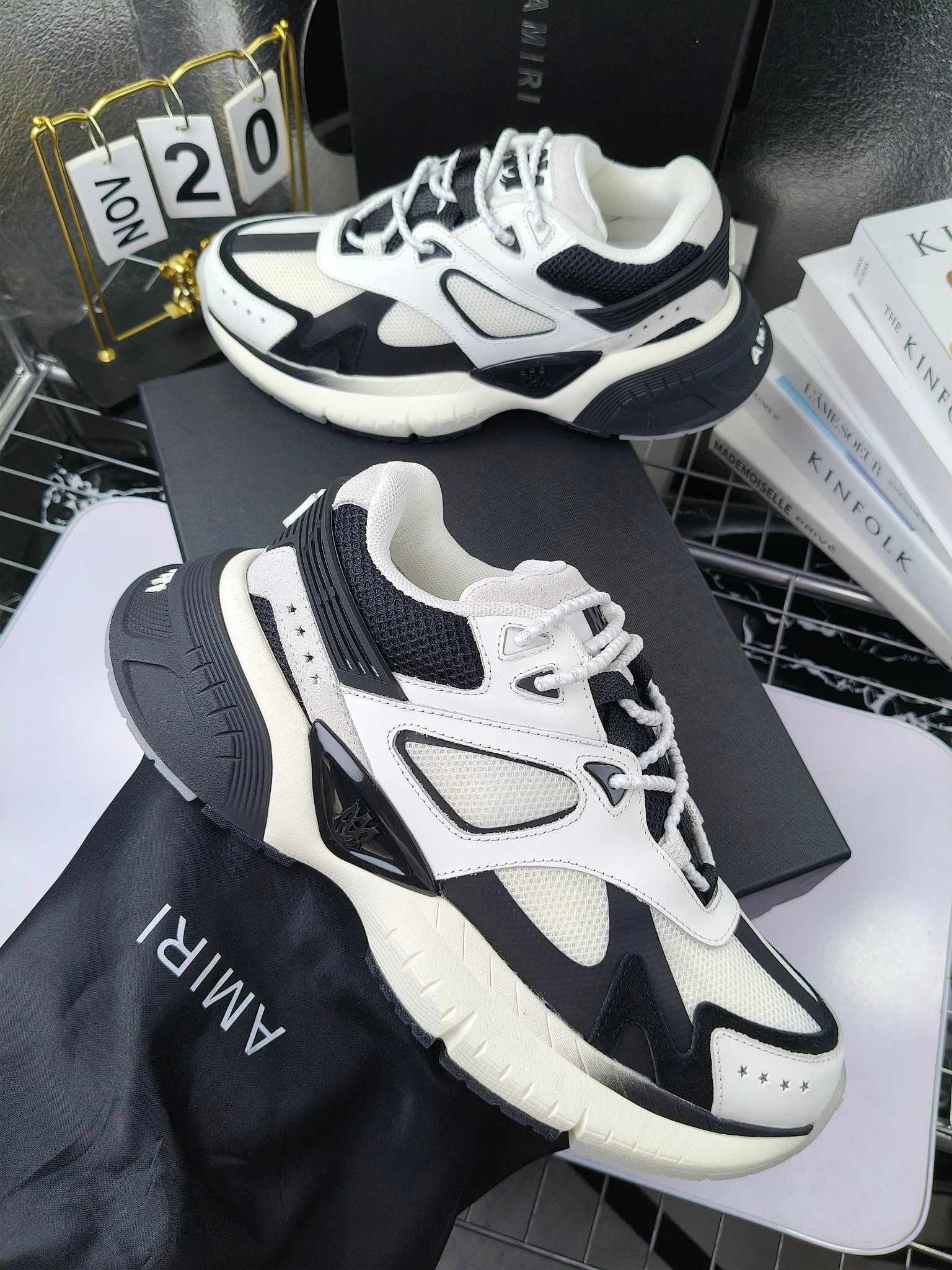 𝐀𝐌𝐈𝐑𝐈 𝐌𝐀 𝐑𝐔𝐍𝐍𝐄𝐑 𝟮𝟬𝟮𝟰/𝐬𝐬 情侣款老爹鞋运动鞋
AMIRI
RUNWAY SKEL TOP 骨头鞋之前黑白 熊猫 白蓝配色已经有不少人热捧 24早春款更是热度不减潮人必备单品 老爹鞋,复古风尚,舒适度爆表。无论是独特的鞋型设计,还是高品质的材质,都彰显出AMIRI对品质的极致追求。穿上它,你将感受到无与伦比的舒适度,仿佛置身于云端 舒适百搭!进口头层牛皮+原版透气网蔡志强原版定制透气网里 独家开模TPU磨具成型底 底厚: 5CM
Size:35-45
p340