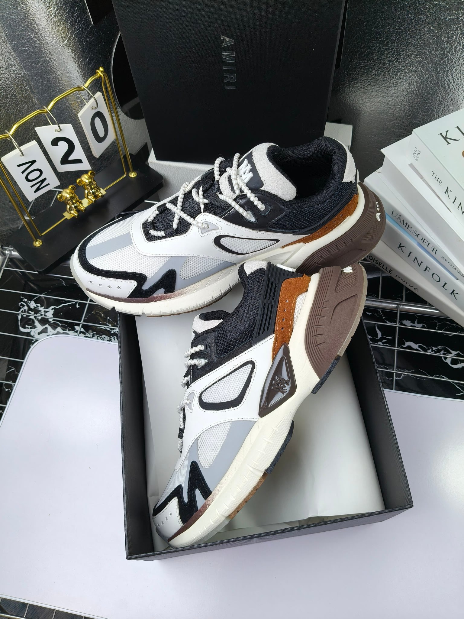 𝐀𝐌𝐈𝐑𝐈 𝐌𝐀 𝐑𝐔𝐍𝐍𝐄𝐑 𝟮𝟬𝟮𝟰/𝐬𝐬 情侣款老爹鞋运动鞋
AMIRI
RUNWAY SKEL TOP 骨头鞋之前黑白 熊猫 白蓝配色已经有不少人热捧 24早春款更是热度不减潮人必备单品 老爹鞋,复古风尚,舒适度爆表。无论是独特的鞋型设计,还是高品质的材质,都彰显出AMIRI对品质的极致追求。穿上它,你将感受到无与伦比的舒适度,仿佛置身于云端 舒适百搭!进口头层牛皮+原版透气网蔡志强原版定制透气网里 独家开模TPU磨具成型底 底厚: 5CM
Size:35-45
p340