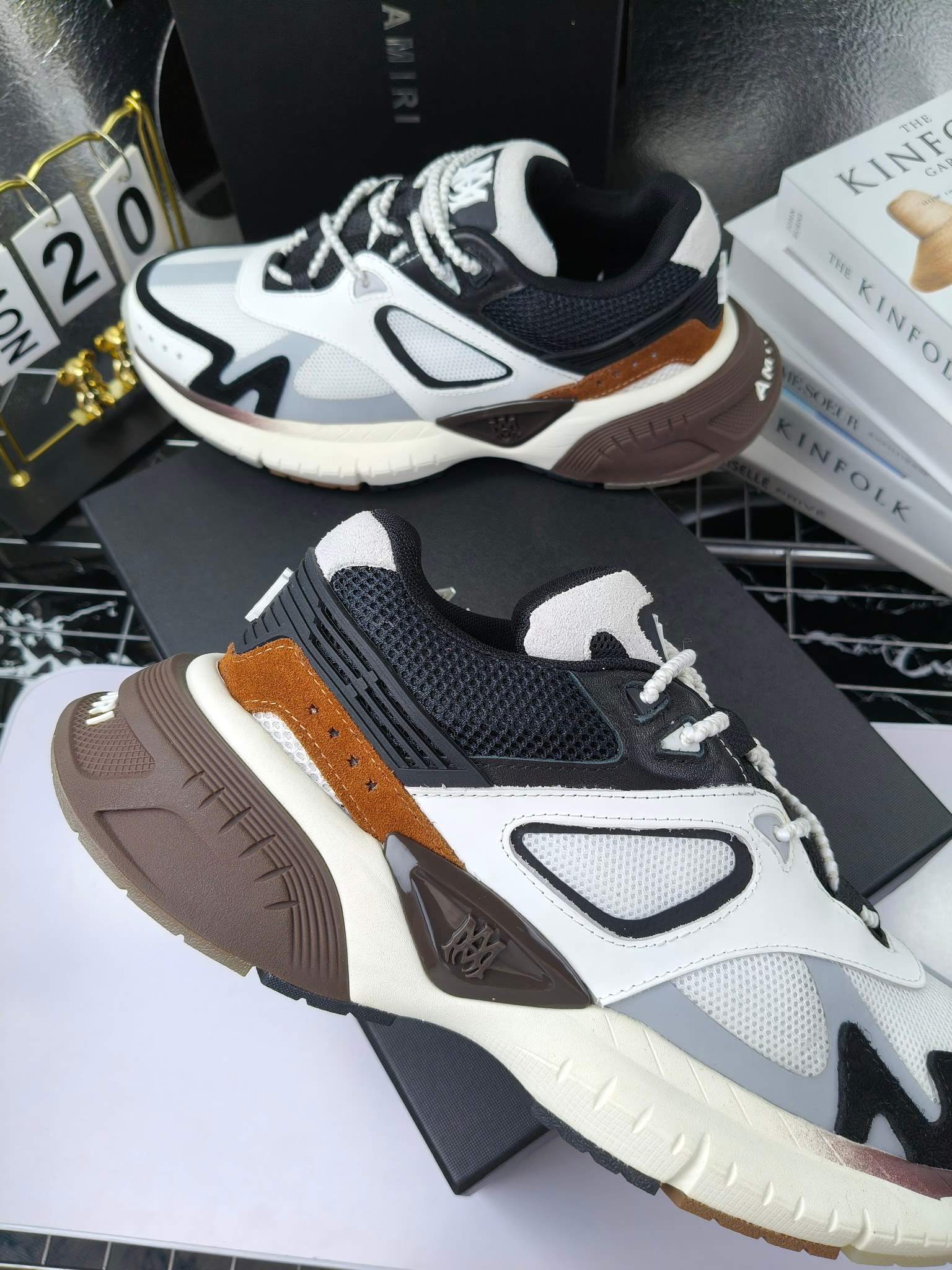 𝐀𝐌𝐈𝐑𝐈 𝐌𝐀 𝐑𝐔𝐍𝐍𝐄𝐑 𝟮𝟬𝟮𝟰/𝐬𝐬 情侣款老爹鞋运动鞋
AMIRI
RUNWAY SKEL TOP 骨头鞋之前黑白 熊猫 白蓝配色已经有不少人热捧 24早春款更是热度不减潮人必备单品 老爹鞋,复古风尚,舒适度爆表。无论是独特的鞋型设计,还是高品质的材质,都彰显出AMIRI对品质的极致追求。穿上它,你将感受到无与伦比的舒适度,仿佛置身于云端 舒适百搭!进口头层牛皮+原版透气网蔡志强原版定制透气网里 独家开模TPU磨具成型底 底厚: 5CM
Size:35-45
p340