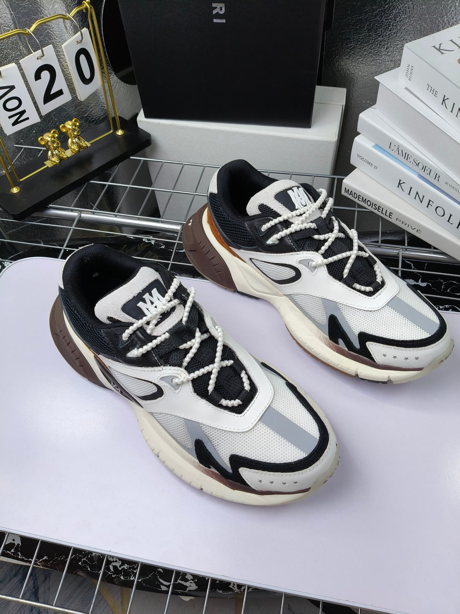 𝐀𝐌𝐈𝐑𝐈 𝐌𝐀 𝐑𝐔𝐍𝐍𝐄𝐑 𝟮𝟬𝟮𝟰/𝐬𝐬 情侣款老爹鞋运动鞋
AMIRI
RUNWAY SKEL TOP 骨头鞋之前黑白 熊猫 白蓝配色已经有不少人热捧 24早春款更是热度不减潮人必备单品 老爹鞋,复古风尚,舒适度爆表。无论是独特的鞋型设计,还是高品质的材质,都彰显出AMIRI对品质的极致追求。穿上它,你将感受到无与伦比的舒适度,仿佛置身于云端 舒适百搭!进口头层牛皮+原版透气网蔡志强原版定制透气网里 独家开模TPU磨具成型底 底厚: 5CM
Size:35-45
p340