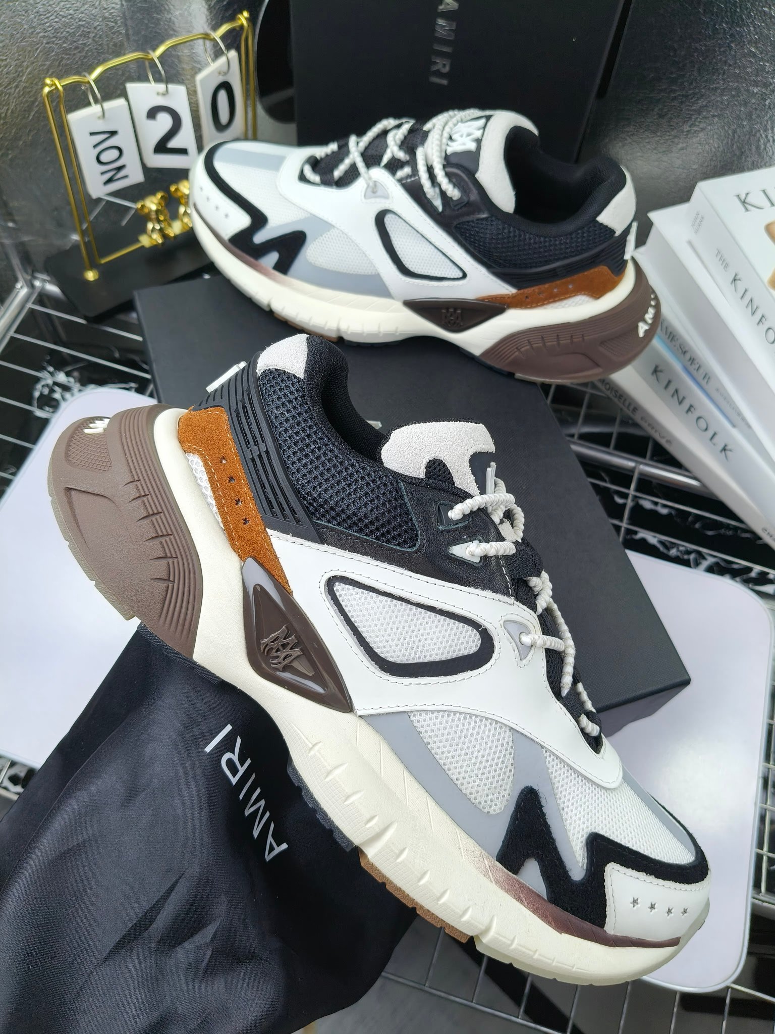 𝐀𝐌𝐈𝐑𝐈 𝐌𝐀 𝐑𝐔𝐍𝐍𝐄𝐑 𝟮𝟬𝟮𝟰/𝐬𝐬 情侣款老爹鞋运动鞋
AMIRI
RUNWAY SKEL TOP 骨头鞋之前黑白 熊猫 白蓝配色已经有不少人热捧 24早春款更是热度不减潮人必备单品 老爹鞋,复古风尚,舒适度爆表。无论是独特的鞋型设计,还是高品质的材质,都彰显出AMIRI对品质的极致追求。穿上它,你将感受到无与伦比的舒适度,仿佛置身于云端 舒适百搭!进口头层牛皮+原版透气网蔡志强原版定制透气网里 独家开模TPU磨具成型底 底厚: 5CM
Size:35-45
p340