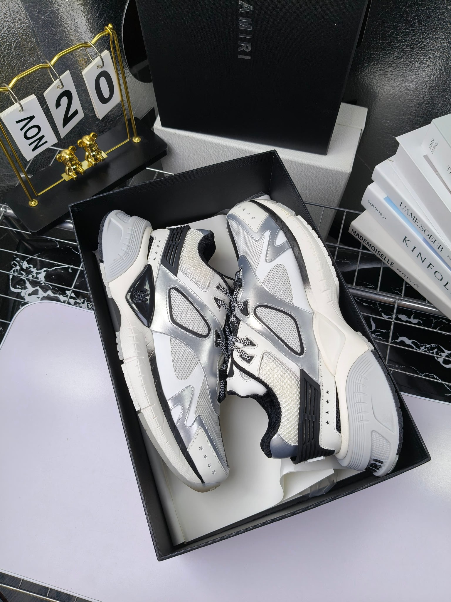 𝐀𝐌𝐈𝐑𝐈 𝐌𝐀 𝐑𝐔𝐍𝐍𝐄𝐑 𝟮𝟬𝟮𝟰/𝐬𝐬 情侣款老爹鞋运动鞋
AMIRI
RUNWAY SKEL TOP 骨头鞋之前黑白 熊猫 白蓝配色已经有不少人热捧 24早春款更是热度不减潮人必备单品 老爹鞋,复古风尚,舒适度爆表。无论是独特的鞋型设计,还是高品质的材质,都彰显出AMIRI对品质的极致追求。穿上它,你将感受到无与伦比的舒适度,仿佛置身于云端 舒适百搭!进口头层牛皮+原版透气网蔡志强原版定制透气网里 独家开模TPU磨具成型底 底厚: 5CM
Size:35-45
p340