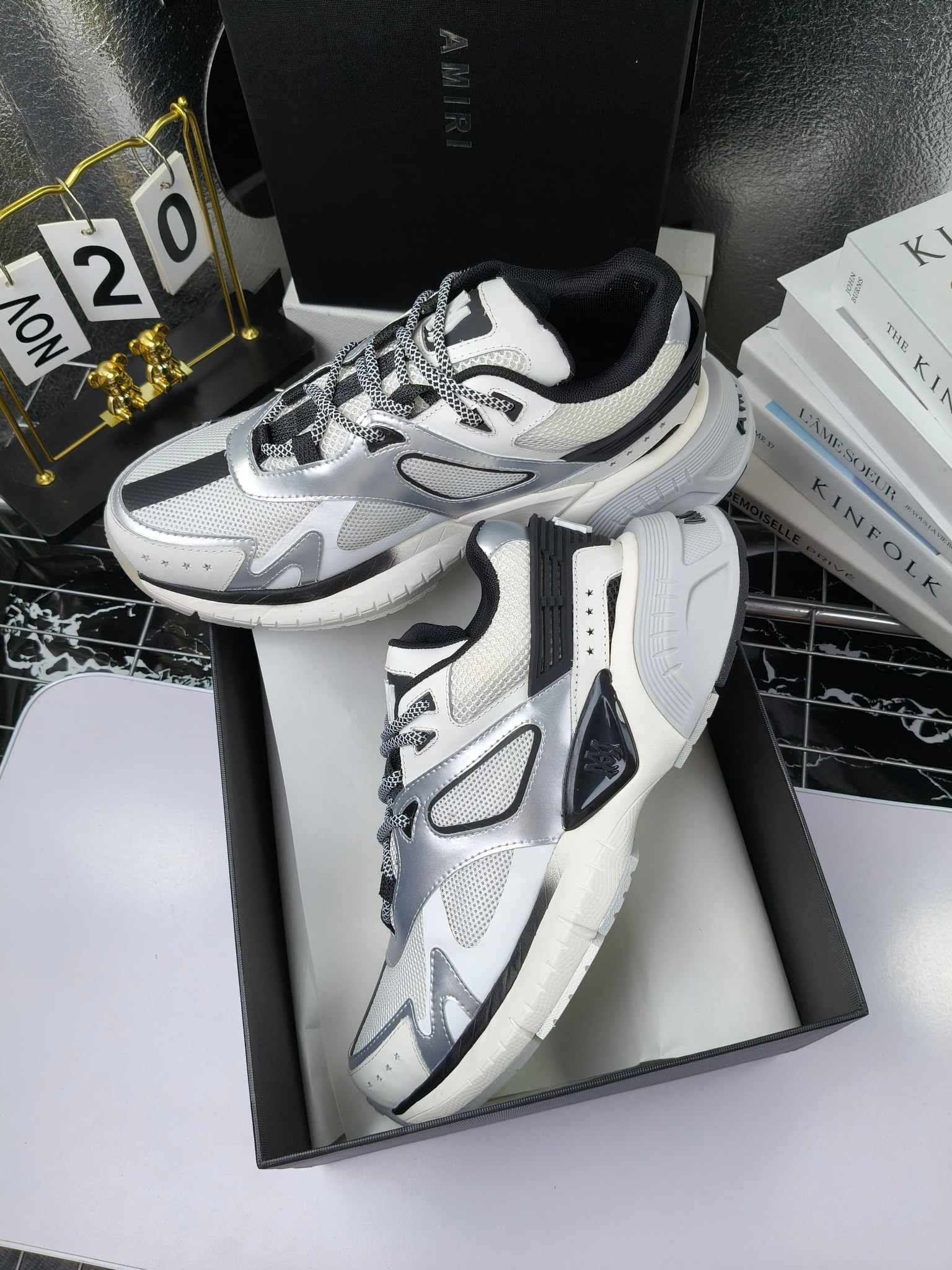 𝐀𝐌𝐈𝐑𝐈 𝐌𝐀 𝐑𝐔𝐍𝐍𝐄𝐑 𝟮𝟬𝟮𝟰/𝐬𝐬 情侣款老爹鞋运动鞋
AMIRI
RUNWAY SKEL TOP 骨头鞋之前黑白 熊猫 白蓝配色已经有不少人热捧 24早春款更是热度不减潮人必备单品 老爹鞋,复古风尚,舒适度爆表。无论是独特的鞋型设计,还是高品质的材质,都彰显出AMIRI对品质的极致追求。穿上它,你将感受到无与伦比的舒适度,仿佛置身于云端 舒适百搭!进口头层牛皮+原版透气网蔡志强原版定制透气网里 独家开模TPU磨具成型底 底厚: 5CM
Size:35-45
p340