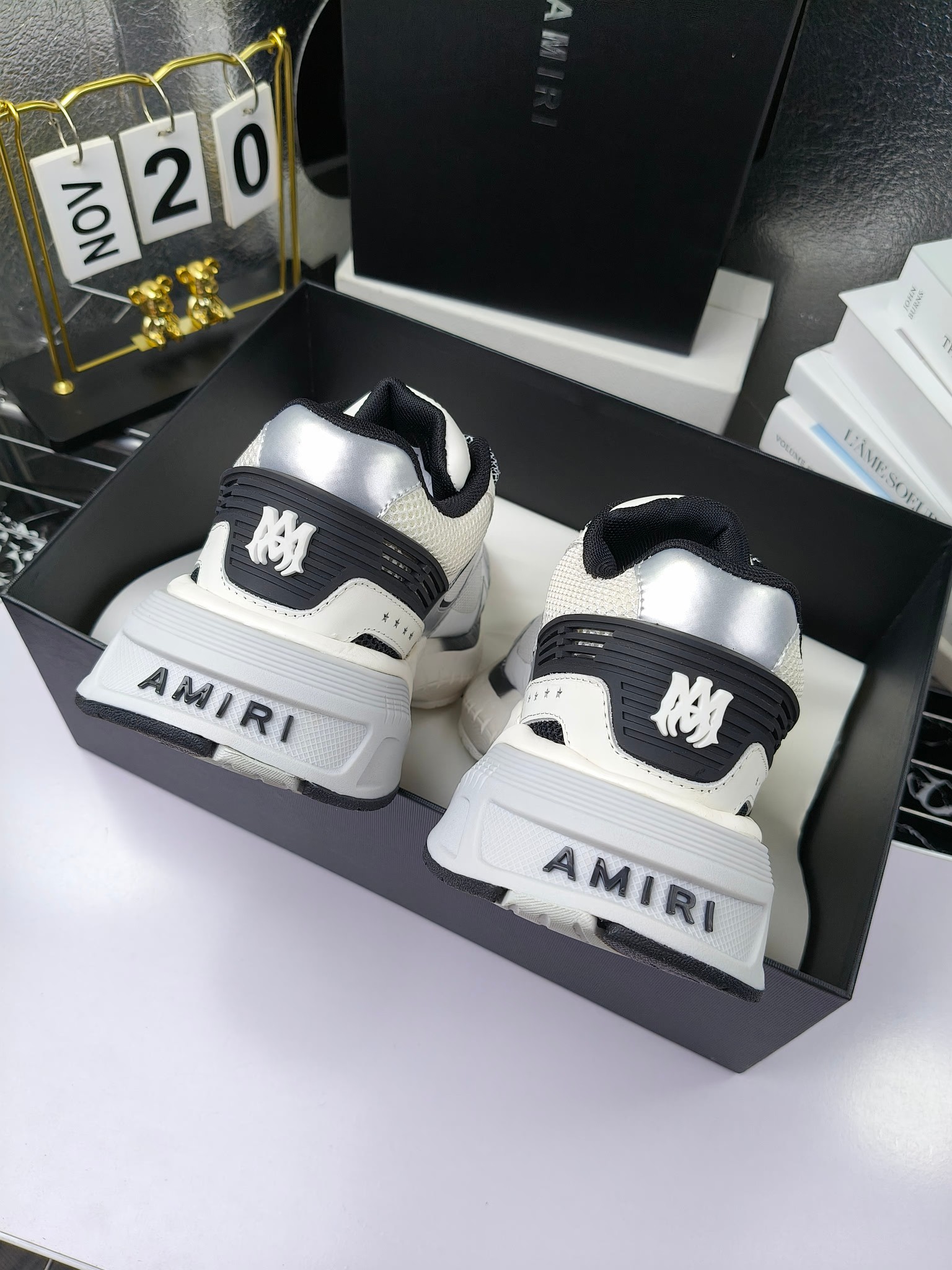 𝐀𝐌𝐈𝐑𝐈 𝐌𝐀 𝐑𝐔𝐍𝐍𝐄𝐑 𝟮𝟬𝟮𝟰/𝐬𝐬 情侣款老爹鞋运动鞋
AMIRI
RUNWAY SKEL TOP 骨头鞋之前黑白 熊猫 白蓝配色已经有不少人热捧 24早春款更是热度不减潮人必备单品 老爹鞋,复古风尚,舒适度爆表。无论是独特的鞋型设计,还是高品质的材质,都彰显出AMIRI对品质的极致追求。穿上它,你将感受到无与伦比的舒适度,仿佛置身于云端 舒适百搭!进口头层牛皮+原版透气网蔡志强原版定制透气网里 独家开模TPU磨具成型底 底厚: 5CM
Size:35-45
p340