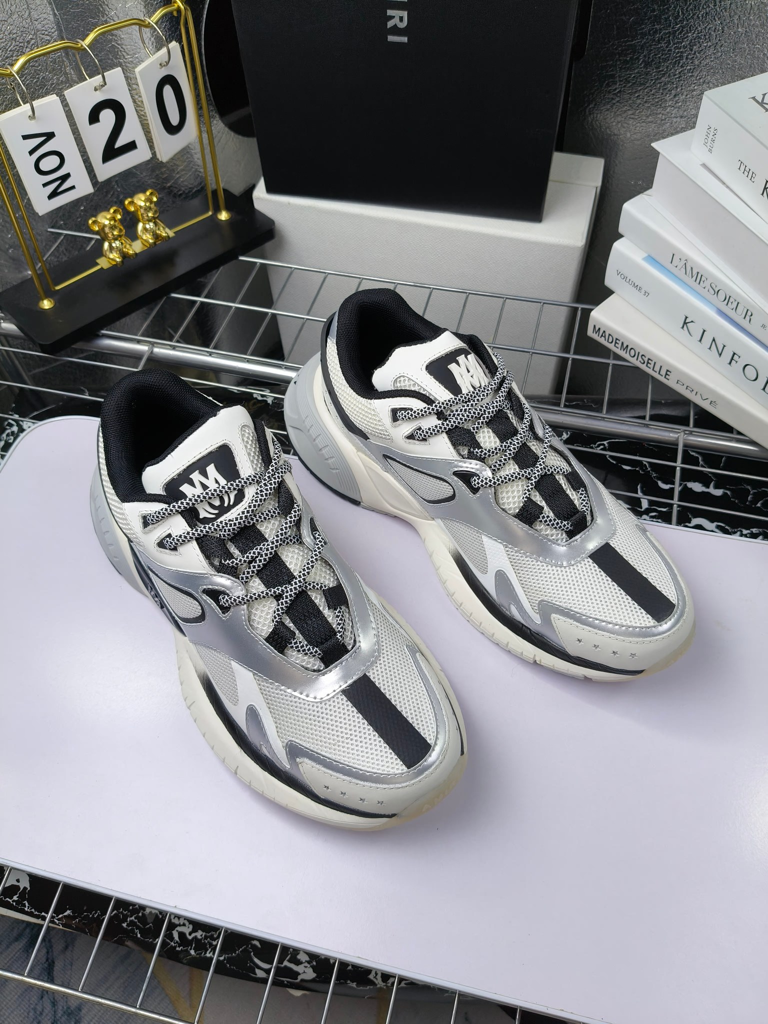 𝐀𝐌𝐈𝐑𝐈 𝐌𝐀 𝐑𝐔𝐍𝐍𝐄𝐑 𝟮𝟬𝟮𝟰/𝐬𝐬 情侣款老爹鞋运动鞋
AMIRI
RUNWAY SKEL TOP 骨头鞋之前黑白 熊猫 白蓝配色已经有不少人热捧 24早春款更是热度不减潮人必备单品 老爹鞋,复古风尚,舒适度爆表。无论是独特的鞋型设计,还是高品质的材质,都彰显出AMIRI对品质的极致追求。穿上它,你将感受到无与伦比的舒适度,仿佛置身于云端 舒适百搭!进口头层牛皮+原版透气网蔡志强原版定制透气网里 独家开模TPU磨具成型底 底厚: 5CM
Size:35-45
p340