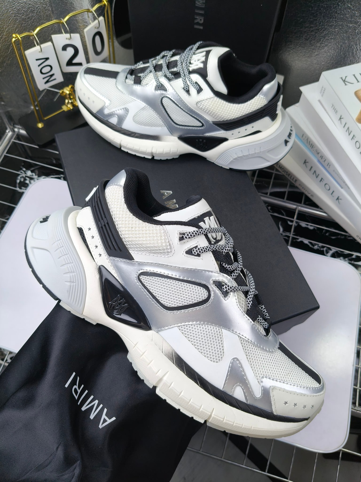 𝐀𝐌𝐈𝐑𝐈 𝐌𝐀 𝐑𝐔𝐍𝐍𝐄𝐑 𝟮𝟬𝟮𝟰/𝐬𝐬 情侣款老爹鞋运动鞋
AMIRI
RUNWAY SKEL TOP 骨头鞋之前黑白 熊猫 白蓝配色已经有不少人热捧 24早春款更是热度不减潮人必备单品 老爹鞋,复古风尚,舒适度爆表。无论是独特的鞋型设计,还是高品质的材质,都彰显出AMIRI对品质的极致追求。穿上它,你将感受到无与伦比的舒适度,仿佛置身于云端 舒适百搭!进口头层牛皮+原版透气网蔡志强原版定制透气网里 独家开模TPU磨具成型底 底厚: 5CM
Size:35-45
p340