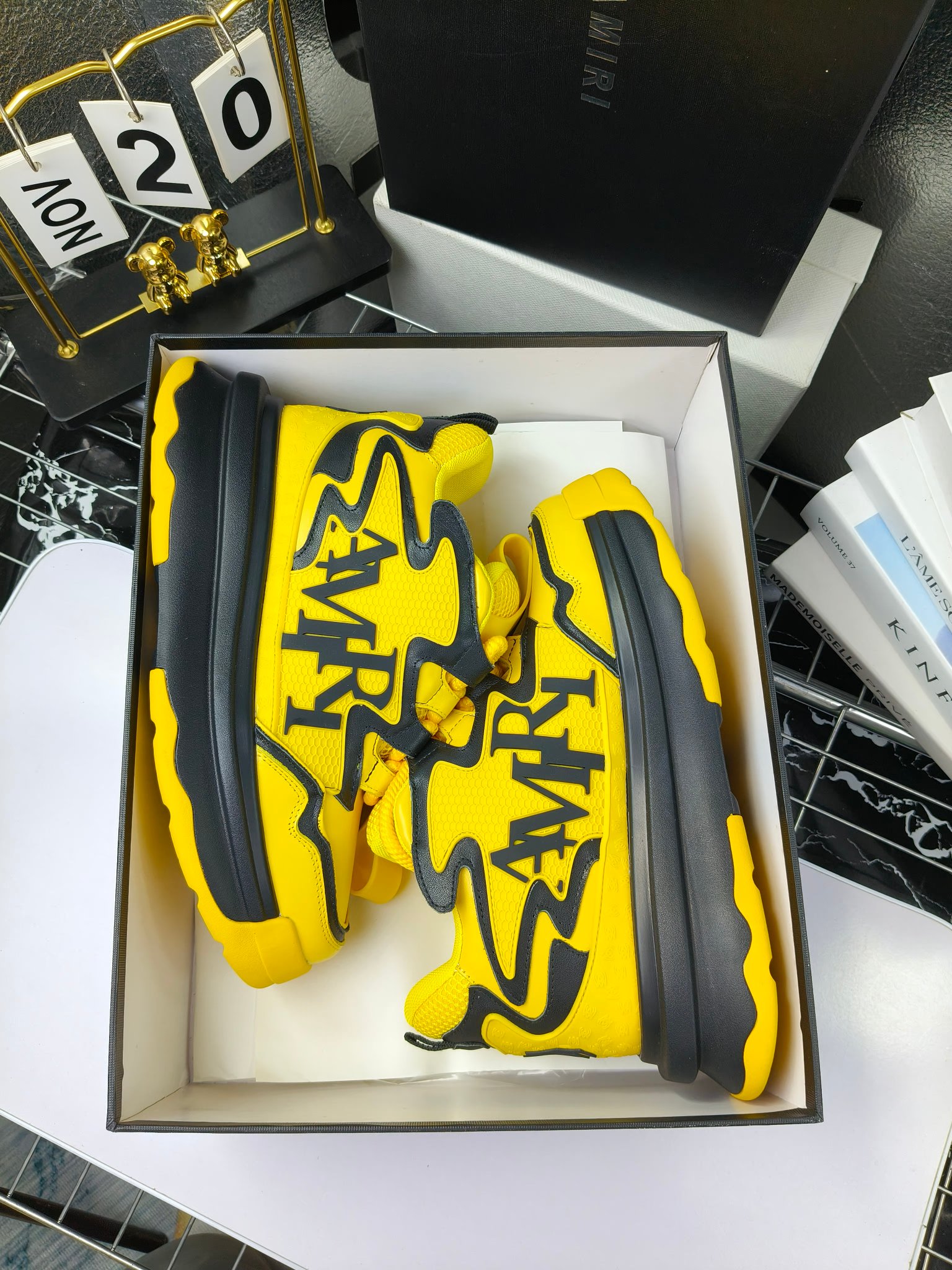 MARNI
埃米尔秋冬新品
2024SS 新品秋季最新走绣拼色面包休闲运动鞋系列〰
SKEL-TOP 春季新款高街!蔡徐坤吴亦凡中国新说唱歌手小白Gali等网红博主争夺上脚,
细节满满的休闲时尚风 新一代骨头鞋爆款经典升级 超舒适感超级爆!来自洛杉矶的高街潮牌独家爆版,众多明星网红同款,中国新说唱歌手小白Gali 王一博 杨幂等网红博主争夺上脚,1的鞋型侧面立体开模金属标,跟爆火的平起平坐,英气值瞬间颇具几分朋克摇滚味,无不彰显时尚感与街头风…
▪鞋面 :原版定做牛皮+原版定制透气网
▪内里 :原版定制透气网
▪大底 :原版开模TPU组合大底
▪码数 : 男38-44(38.45.46定制)
p350