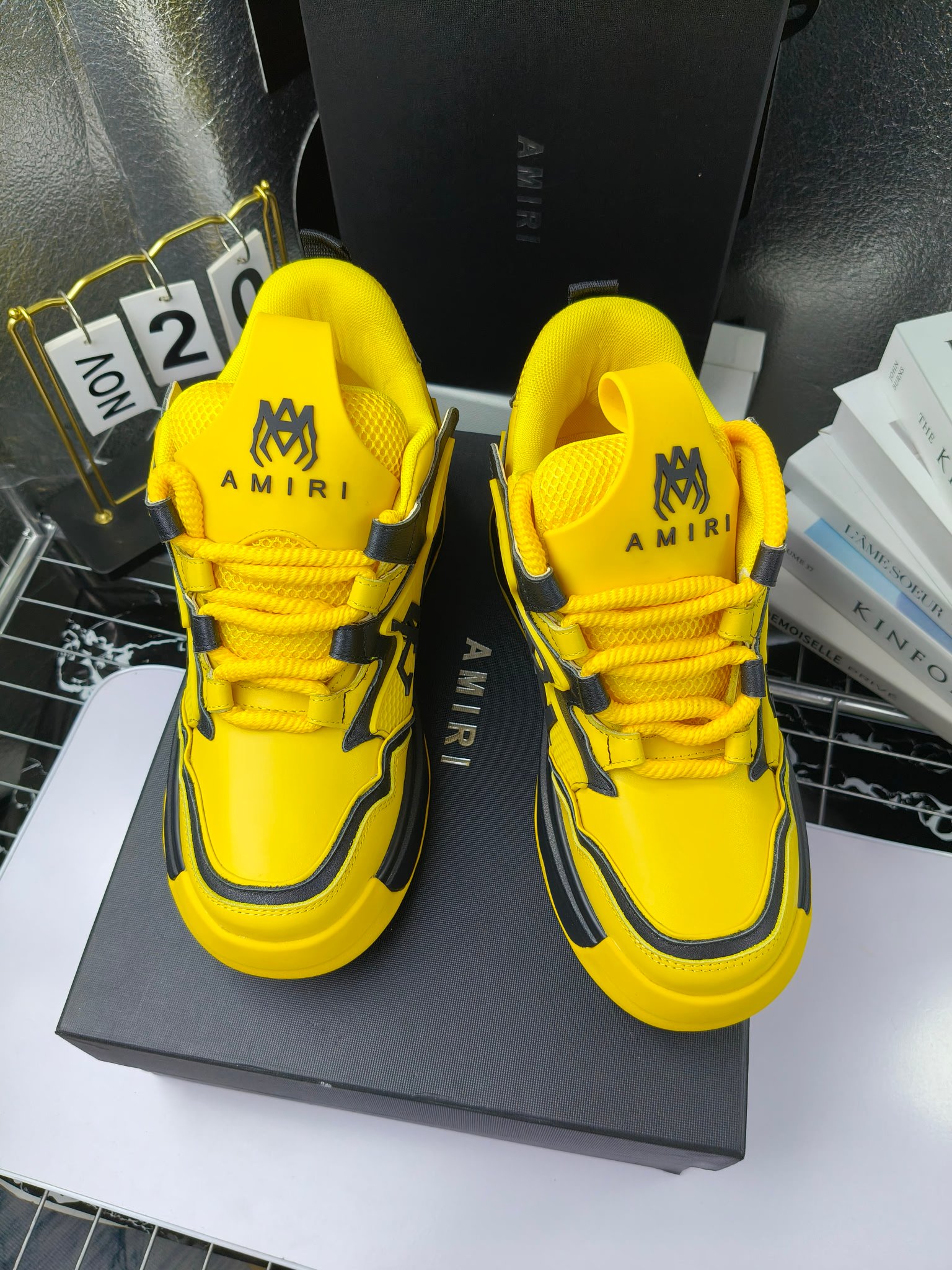 MARNI
埃米尔秋冬新品
2024SS 新品秋季最新走绣拼色面包休闲运动鞋系列〰
SKEL-TOP 春季新款高街!蔡徐坤吴亦凡中国新说唱歌手小白Gali等网红博主争夺上脚,
细节满满的休闲时尚风 新一代骨头鞋爆款经典升级 超舒适感超级爆!来自洛杉矶的高街潮牌独家爆版,众多明星网红同款,中国新说唱歌手小白Gali 王一博 杨幂等网红博主争夺上脚,1的鞋型侧面立体开模金属标,跟爆火的平起平坐,英气值瞬间颇具几分朋克摇滚味,无不彰显时尚感与街头风…
▪鞋面 :原版定做牛皮+原版定制透气网
▪内里 :原版定制透气网
▪大底 :原版开模TPU组合大底
▪码数 : 男38-44(38.45.46定制)
p350