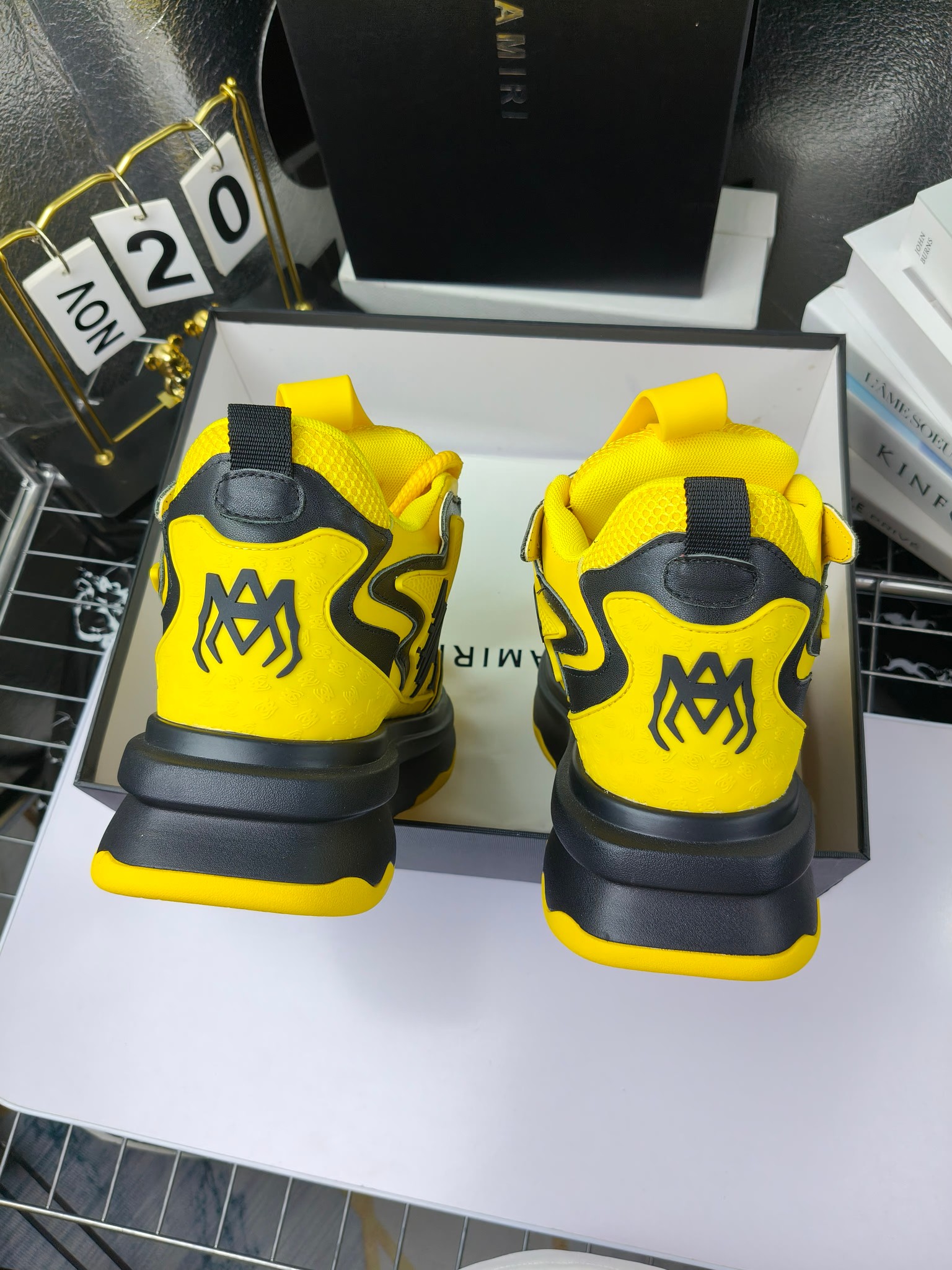 MARNI
埃米尔秋冬新品
2024SS 新品秋季最新走绣拼色面包休闲运动鞋系列〰
SKEL-TOP 春季新款高街!蔡徐坤吴亦凡中国新说唱歌手小白Gali等网红博主争夺上脚,
细节满满的休闲时尚风 新一代骨头鞋爆款经典升级 超舒适感超级爆!来自洛杉矶的高街潮牌独家爆版,众多明星网红同款,中国新说唱歌手小白Gali 王一博 杨幂等网红博主争夺上脚,1的鞋型侧面立体开模金属标,跟爆火的平起平坐,英气值瞬间颇具几分朋克摇滚味,无不彰显时尚感与街头风…
▪鞋面 :原版定做牛皮+原版定制透气网
▪内里 :原版定制透气网
▪大底 :原版开模TPU组合大底
▪码数 : 男38-44(38.45.46定制)
p350