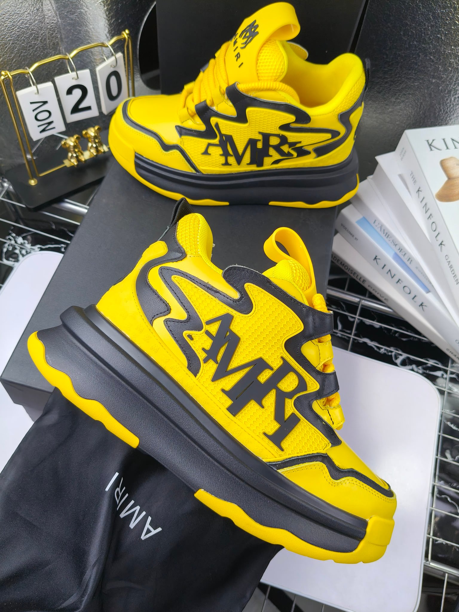 MARNI
埃米尔秋冬新品
2024SS 新品秋季最新走绣拼色面包休闲运动鞋系列〰
SKEL-TOP 春季新款高街!蔡徐坤吴亦凡中国新说唱歌手小白Gali等网红博主争夺上脚,
细节满满的休闲时尚风 新一代骨头鞋爆款经典升级 超舒适感超级爆!来自洛杉矶的高街潮牌独家爆版,众多明星网红同款,中国新说唱歌手小白Gali 王一博 杨幂等网红博主争夺上脚,1的鞋型侧面立体开模金属标,跟爆火的平起平坐,英气值瞬间颇具几分朋克摇滚味,无不彰显时尚感与街头风…
▪鞋面 :原版定做牛皮+原版定制透气网
▪内里 :原版定制透气网
▪大底 :原版开模TPU组合大底
▪码数 : 男38-44(38.45.46定制)
p350