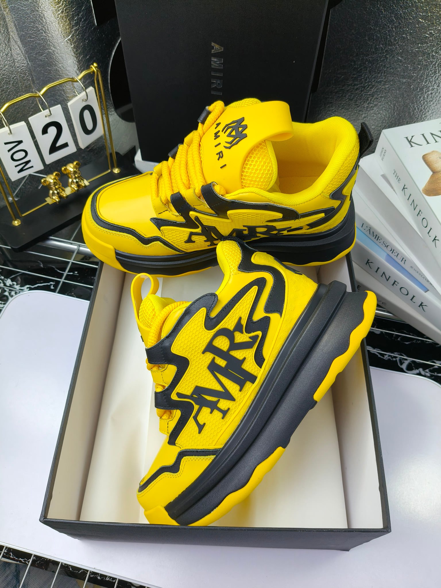 MARNI
埃米尔秋冬新品
2024SS 新品秋季最新走绣拼色面包休闲运动鞋系列〰
SKEL-TOP 春季新款高街!蔡徐坤吴亦凡中国新说唱歌手小白Gali等网红博主争夺上脚,
细节满满的休闲时尚风 新一代骨头鞋爆款经典升级 超舒适感超级爆!来自洛杉矶的高街潮牌独家爆版,众多明星网红同款,中国新说唱歌手小白Gali 王一博 杨幂等网红博主争夺上脚,1的鞋型侧面立体开模金属标,跟爆火的平起平坐,英气值瞬间颇具几分朋克摇滚味,无不彰显时尚感与街头风…
▪鞋面 :原版定做牛皮+原版定制透气网
▪内里 :原版定制透气网
▪大底 :原版开模TPU组合大底
▪码数 : 男38-44(38.45.46定制)
p350