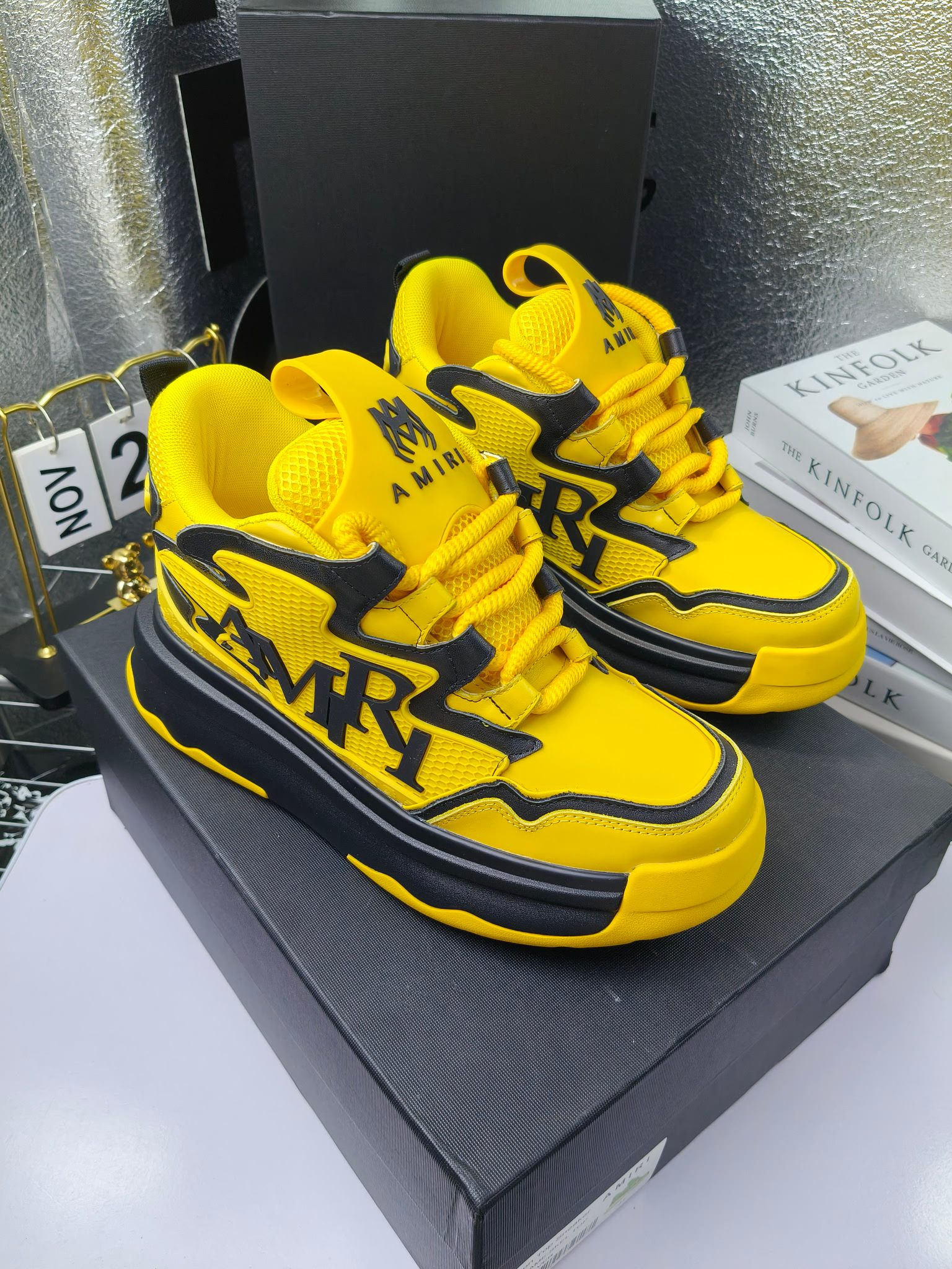 MARNI
埃米尔秋冬新品
2024SS 新品秋季最新走绣拼色面包休闲运动鞋系列〰
SKEL-TOP 春季新款高街!蔡徐坤吴亦凡中国新说唱歌手小白Gali等网红博主争夺上脚,
细节满满的休闲时尚风 新一代骨头鞋爆款经典升级 超舒适感超级爆!来自洛杉矶的高街潮牌独家爆版,众多明星网红同款,中国新说唱歌手小白Gali 王一博 杨幂等网红博主争夺上脚,1的鞋型侧面立体开模金属标,跟爆火的平起平坐,英气值瞬间颇具几分朋克摇滚味,无不彰显时尚感与街头风…
▪鞋面 :原版定做牛皮+原版定制透气网
▪内里 :原版定制透气网
▪大底 :原版开模TPU组合大底
▪码数 : 男38-44(38.45.46定制)
p350
