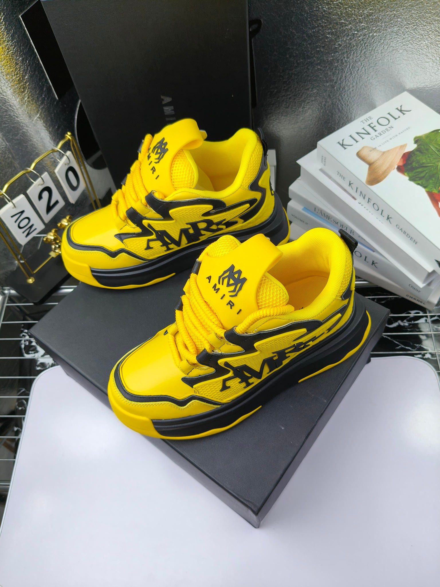 MARNI
埃米尔秋冬新品
2024SS 新品秋季最新走绣拼色面包休闲运动鞋系列〰
SKEL-TOP 春季新款高街!蔡徐坤吴亦凡中国新说唱歌手小白Gali等网红博主争夺上脚,
细节满满的休闲时尚风 新一代骨头鞋爆款经典升级 超舒适感超级爆!来自洛杉矶的高街潮牌独家爆版,众多明星网红同款,中国新说唱歌手小白Gali 王一博 杨幂等网红博主争夺上脚,1的鞋型侧面立体开模金属标,跟爆火的平起平坐,英气值瞬间颇具几分朋克摇滚味,无不彰显时尚感与街头风…
▪鞋面 :原版定做牛皮+原版定制透气网
▪内里 :原版定制透气网
▪大底 :原版开模TPU组合大底
▪码数 : 男38-44(38.45.46定制)
p350