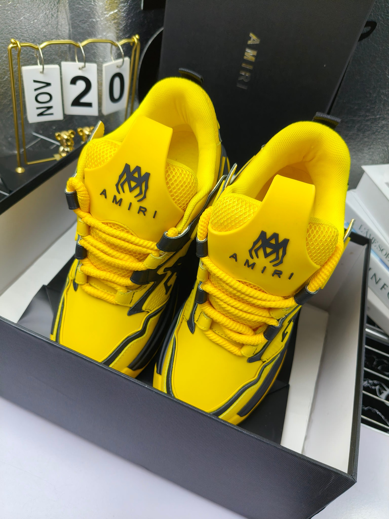 MARNI
埃米尔秋冬新品
2024SS 新品秋季最新走绣拼色面包休闲运动鞋系列〰
SKEL-TOP 春季新款高街!蔡徐坤吴亦凡中国新说唱歌手小白Gali等网红博主争夺上脚,
细节满满的休闲时尚风 新一代骨头鞋爆款经典升级 超舒适感超级爆!来自洛杉矶的高街潮牌独家爆版,众多明星网红同款,中国新说唱歌手小白Gali 王一博 杨幂等网红博主争夺上脚,1的鞋型侧面立体开模金属标,跟爆火的平起平坐,英气值瞬间颇具几分朋克摇滚味,无不彰显时尚感与街头风…
▪鞋面 :原版定做牛皮+原版定制透气网
▪内里 :原版定制透气网
▪大底 :原版开模TPU组合大底
▪码数 : 男38-44(38.45.46定制)
p350