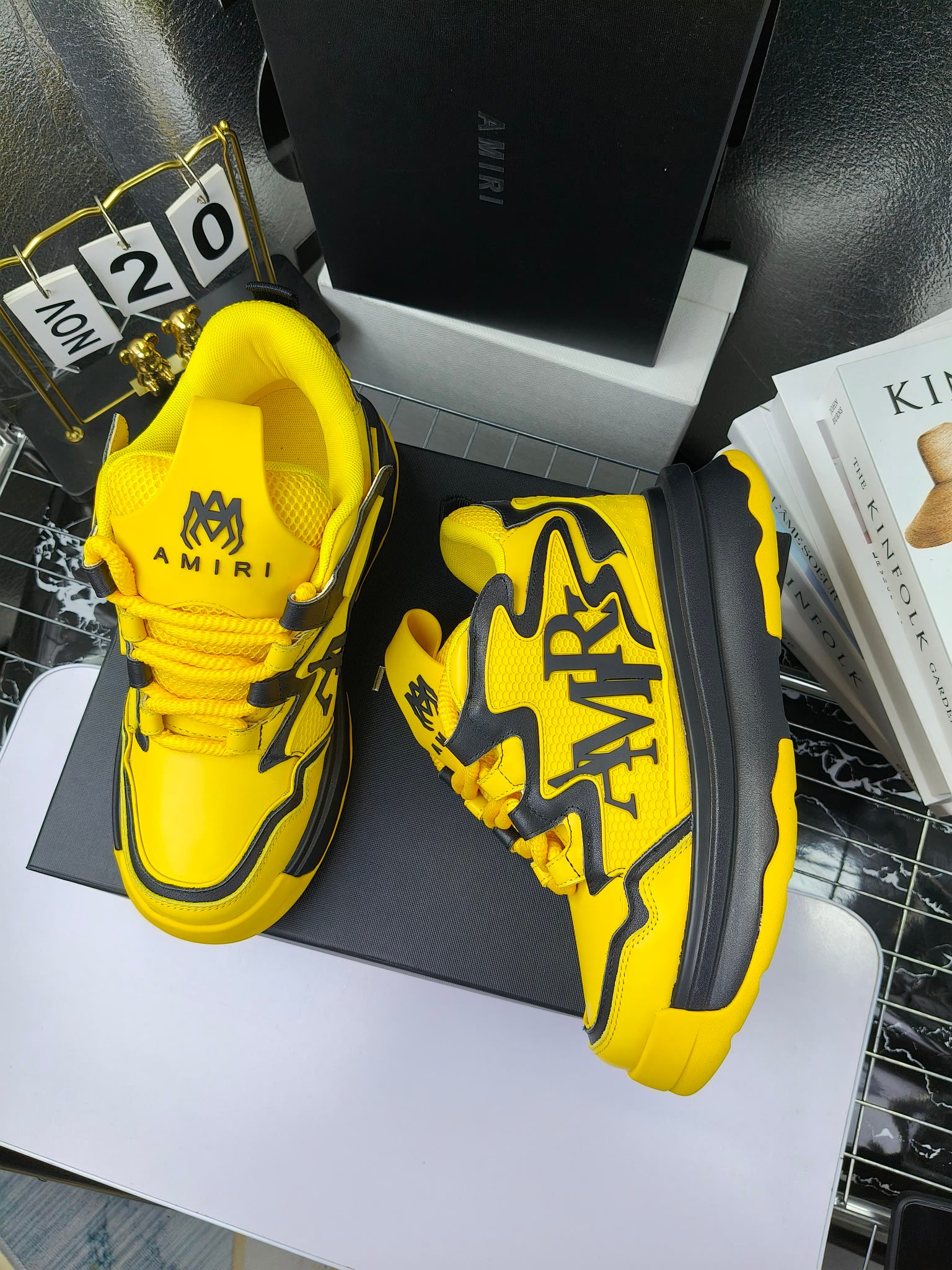 MARNI
埃米尔秋冬新品
2024SS 新品秋季最新走绣拼色面包休闲运动鞋系列〰
SKEL-TOP 春季新款高街!蔡徐坤吴亦凡中国新说唱歌手小白Gali等网红博主争夺上脚,
细节满满的休闲时尚风 新一代骨头鞋爆款经典升级 超舒适感超级爆!来自洛杉矶的高街潮牌独家爆版,众多明星网红同款,中国新说唱歌手小白Gali 王一博 杨幂等网红博主争夺上脚,1的鞋型侧面立体开模金属标,跟爆火的平起平坐,英气值瞬间颇具几分朋克摇滚味,无不彰显时尚感与街头风…
▪鞋面 :原版定做牛皮+原版定制透气网
▪内里 :原版定制透气网
▪大底 :原版开模TPU组合大底
▪码数 : 男38-44(38.45.46定制)
p350