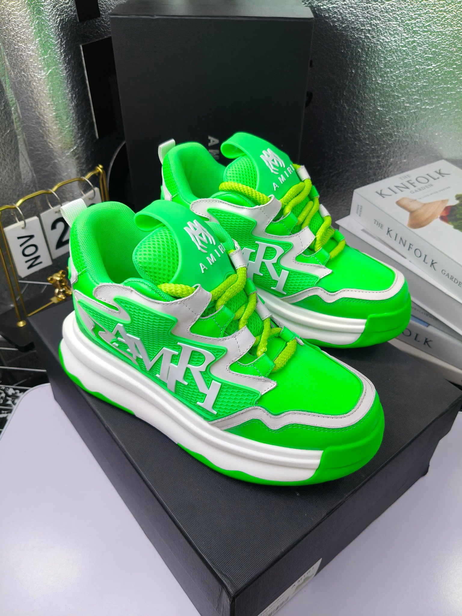 MARNI
埃米尔秋冬新品
2024SS 新品秋季最新走绣拼色面包休闲运动鞋系列〰
SKEL-TOP 春季新款高街!蔡徐坤吴亦凡中国新说唱歌手小白Gali等网红博主争夺上脚,
细节满满的休闲时尚风 新一代骨头鞋爆款经典升级 超舒适感超级爆!来自洛杉矶的高街潮牌独家爆版,众多明星网红同款,中国新说唱歌手小白Gali 王一博 杨幂等网红博主争夺上脚,1的鞋型侧面立体开模金属标,跟爆火的平起平坐,英气值瞬间颇具几分朋克摇滚味,无不彰显时尚感与街头风…
▪鞋面 :原版定做牛皮+原版定制透气网
▪内里 :原版定制透气网
▪大底 :原版开模TPU组合大底
▪码数 : 男38-44(38.45.46定制)
p350