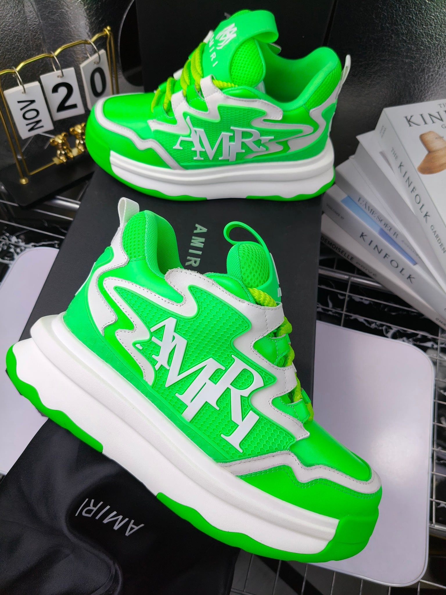 MARNI
埃米尔秋冬新品
2024SS 新品秋季最新走绣拼色面包休闲运动鞋系列〰
SKEL-TOP 春季新款高街!蔡徐坤吴亦凡中国新说唱歌手小白Gali等网红博主争夺上脚,
细节满满的休闲时尚风 新一代骨头鞋爆款经典升级 超舒适感超级爆!来自洛杉矶的高街潮牌独家爆版,众多明星网红同款,中国新说唱歌手小白Gali 王一博 杨幂等网红博主争夺上脚,1的鞋型侧面立体开模金属标,跟爆火的平起平坐,英气值瞬间颇具几分朋克摇滚味,无不彰显时尚感与街头风…
▪鞋面 :原版定做牛皮+原版定制透气网
▪内里 :原版定制透气网
▪大底 :原版开模TPU组合大底
▪码数 : 男38-44(38.45.46定制)
p350