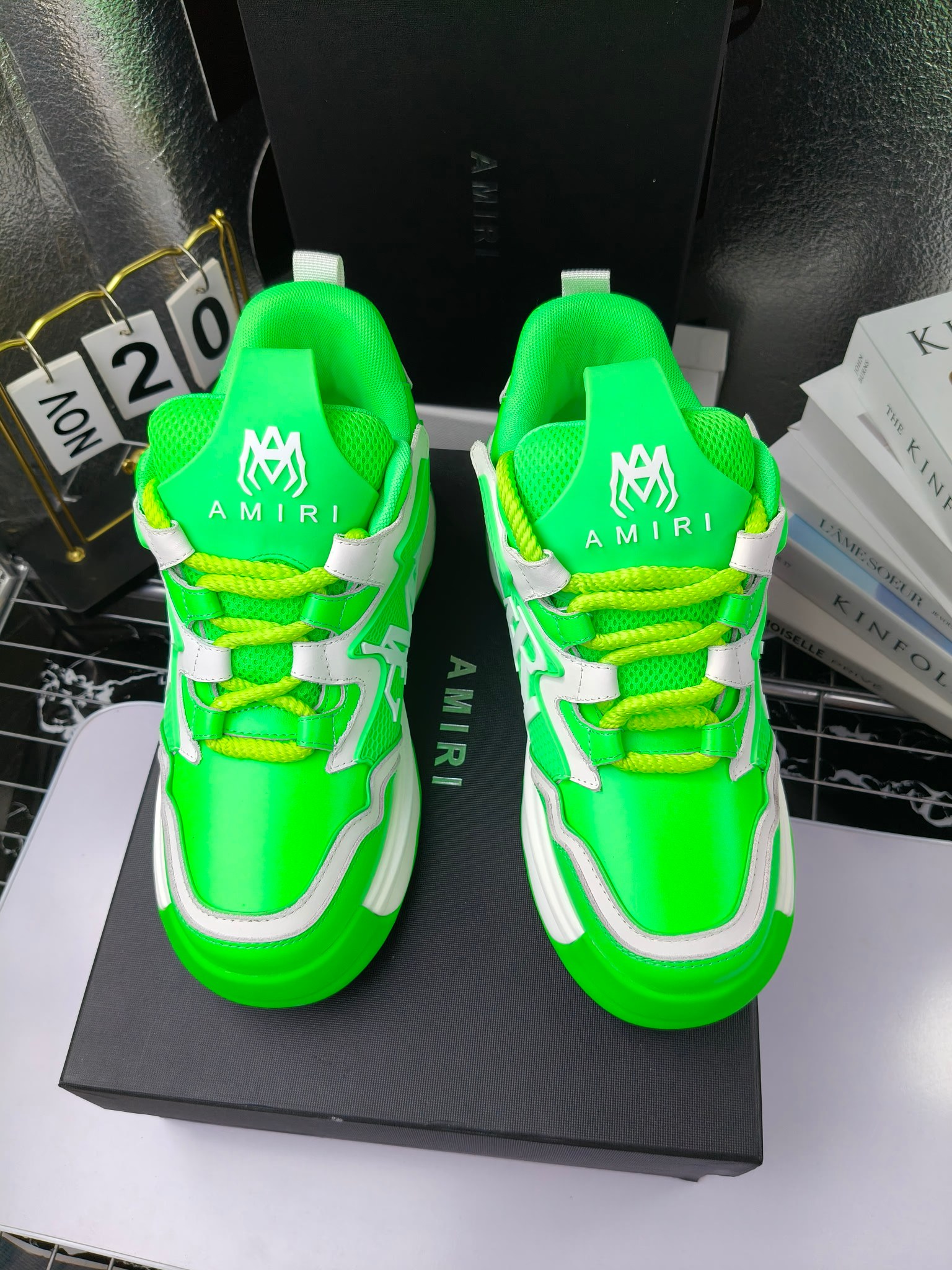 MARNI
埃米尔秋冬新品
2024SS 新品秋季最新走绣拼色面包休闲运动鞋系列〰
SKEL-TOP 春季新款高街!蔡徐坤吴亦凡中国新说唱歌手小白Gali等网红博主争夺上脚,
细节满满的休闲时尚风 新一代骨头鞋爆款经典升级 超舒适感超级爆!来自洛杉矶的高街潮牌独家爆版,众多明星网红同款,中国新说唱歌手小白Gali 王一博 杨幂等网红博主争夺上脚,1的鞋型侧面立体开模金属标,跟爆火的平起平坐,英气值瞬间颇具几分朋克摇滚味,无不彰显时尚感与街头风…
▪鞋面 :原版定做牛皮+原版定制透气网
▪内里 :原版定制透气网
▪大底 :原版开模TPU组合大底
▪码数 : 男38-44(38.45.46定制)
p350