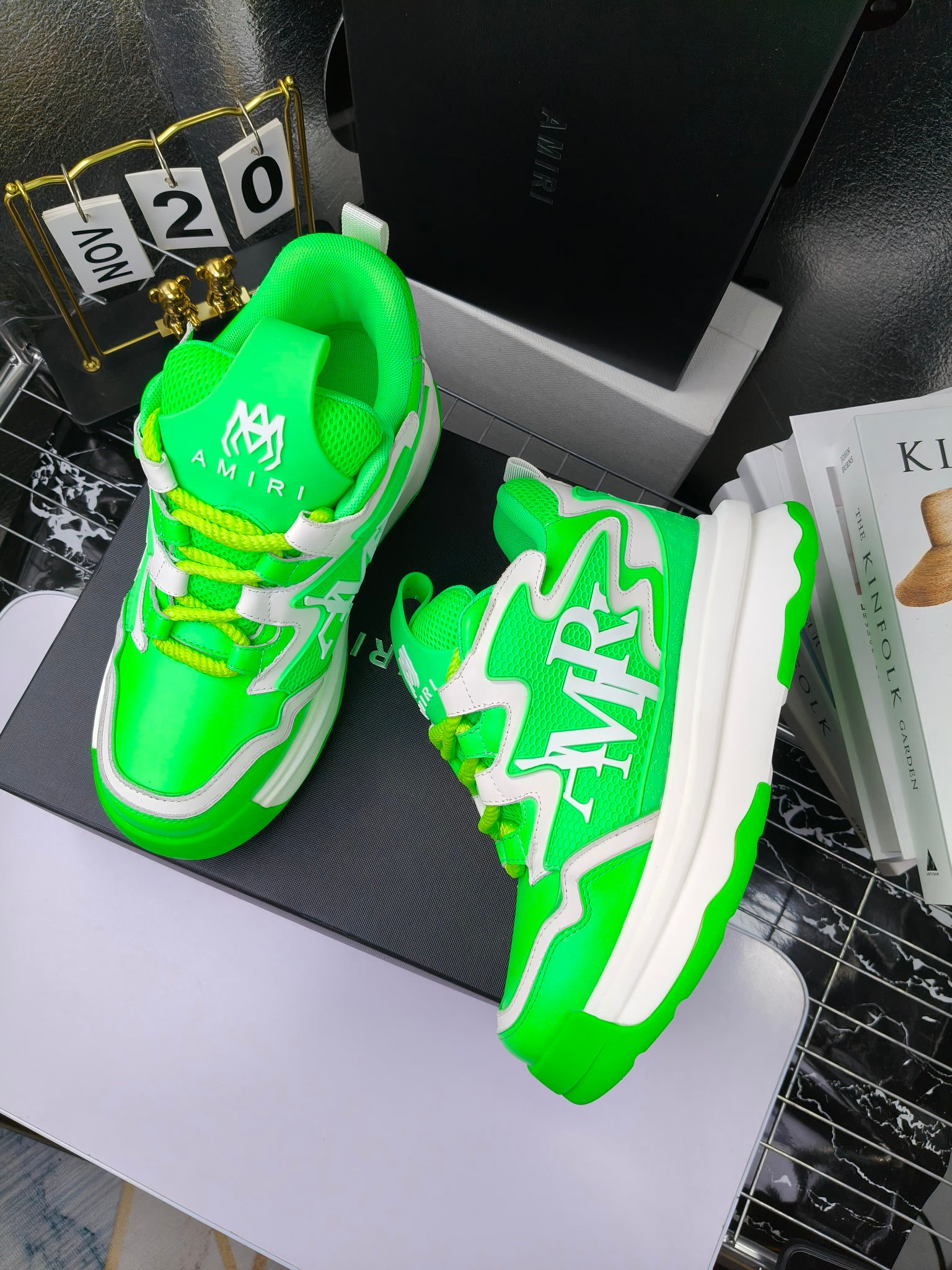 MARNI
埃米尔秋冬新品
2024SS 新品秋季最新走绣拼色面包休闲运动鞋系列〰
SKEL-TOP 春季新款高街!蔡徐坤吴亦凡中国新说唱歌手小白Gali等网红博主争夺上脚,
细节满满的休闲时尚风 新一代骨头鞋爆款经典升级 超舒适感超级爆!来自洛杉矶的高街潮牌独家爆版,众多明星网红同款,中国新说唱歌手小白Gali 王一博 杨幂等网红博主争夺上脚,1的鞋型侧面立体开模金属标,跟爆火的平起平坐,英气值瞬间颇具几分朋克摇滚味,无不彰显时尚感与街头风…
▪鞋面 :原版定做牛皮+原版定制透气网
▪内里 :原版定制透气网
▪大底 :原版开模TPU组合大底
▪码数 : 男38-44(38.45.46定制)
p350