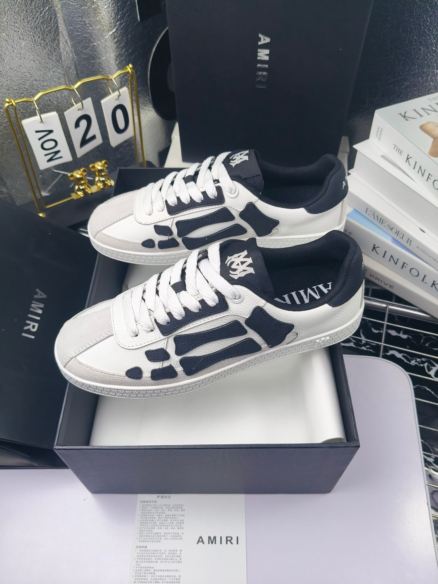 Amiri
推出全新 The Pacific 系列运动鞋
Amiri 于 2025 早春系列推出全新 “The Pacific” 系列运动鞋。这款标志性鞋履涵盖男女鞋款,从品牌经典运动风格中汲取灵感,优雅融合西海岸风情。“The Pacific” 系列植根于 Amiri 独特的加州基因,展现西海岸的自由与闲适氛围。此系列推出两款风格,融入了品牌标志性元素:皮革款以纯白皮革搭配同色鞋底,鞋侧点缀星星图案,宛如加州璀璨星空。黑色与海洋蓝配色为男女款共享配色,另有男士专属的红色星星款与女士专属的浅粉星星款;而麂皮款则以品牌经典骨头图案点缀鞋侧,橡胶鞋底与麂皮面料相得益彰,配色涵盖黑色、巧克力色与沙色,适用于男女款。
明星 博主 网红推荐款,🚵🏻逛街 聚会 旅游必不可少的一款。
码数:女款35—40(40.41订做不退换)
男款 :38—45(38.4546订做不退换)
p260