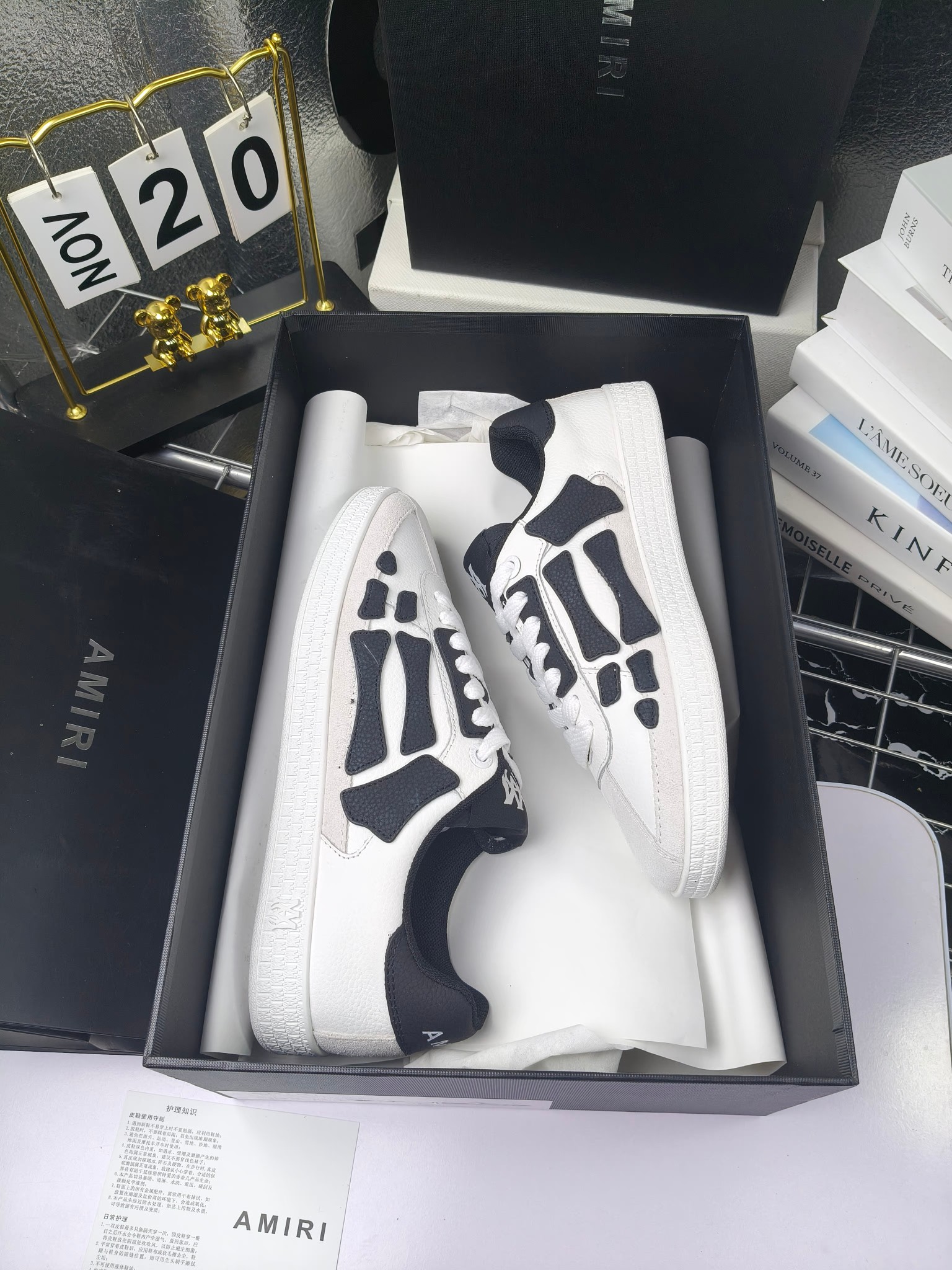 Amiri
推出全新 The Pacific 系列运动鞋
Amiri 于 2025 早春系列推出全新 “The Pacific” 系列运动鞋。这款标志性鞋履涵盖男女鞋款,从品牌经典运动风格中汲取灵感,优雅融合西海岸风情。“The Pacific” 系列植根于 Amiri 独特的加州基因,展现西海岸的自由与闲适氛围。此系列推出两款风格,融入了品牌标志性元素:皮革款以纯白皮革搭配同色鞋底,鞋侧点缀星星图案,宛如加州璀璨星空。黑色与海洋蓝配色为男女款共享配色,另有男士专属的红色星星款与女士专属的浅粉星星款;而麂皮款则以品牌经典骨头图案点缀鞋侧,橡胶鞋底与麂皮面料相得益彰,配色涵盖黑色、巧克力色与沙色,适用于男女款。
明星 博主 网红推荐款,🚵🏻逛街 聚会 旅游必不可少的一款。
码数:女款35—40(40.41订做不退换)
男款 :38—45(38.4546订做不退换)
p260
