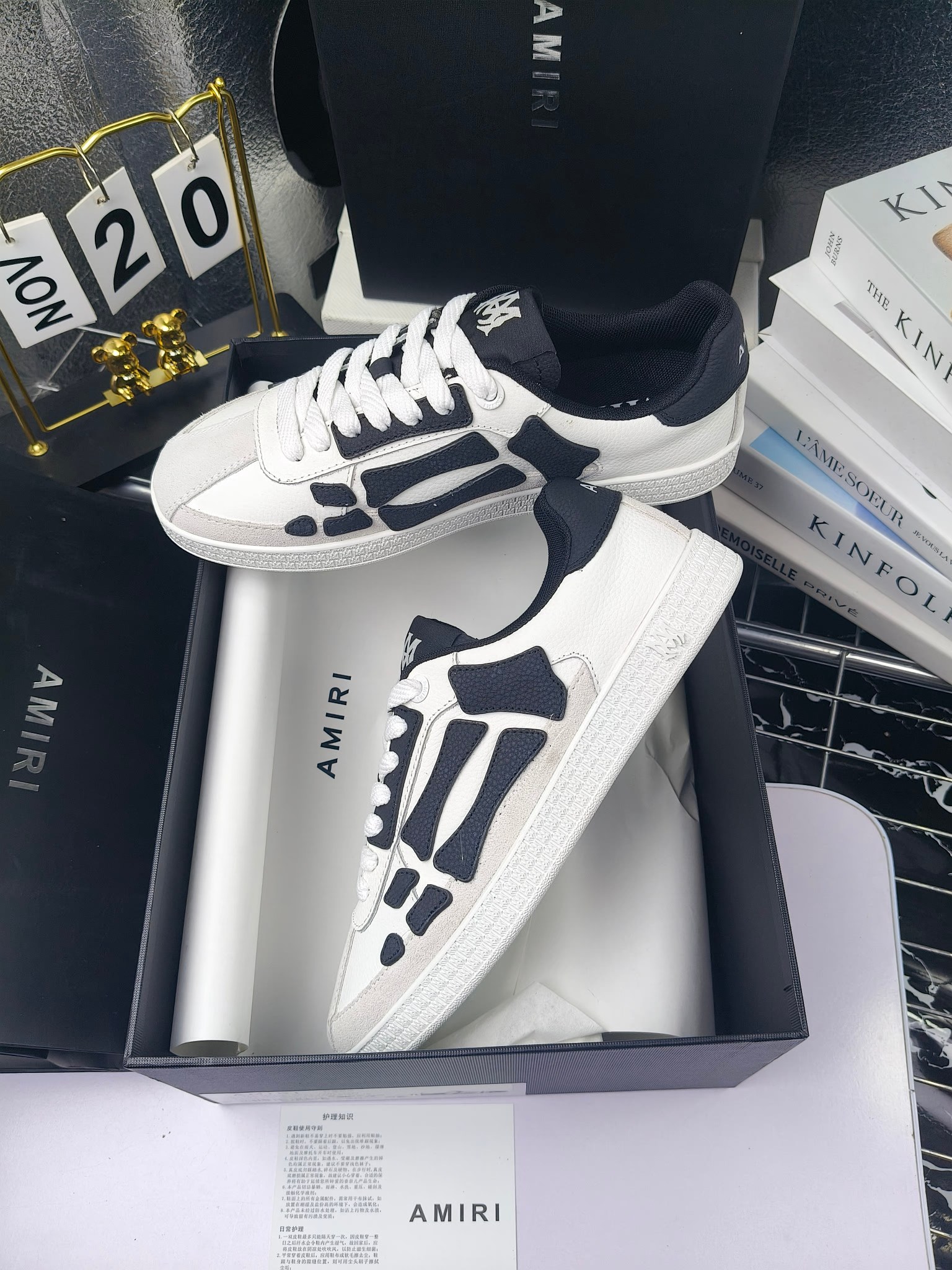 Amiri
推出全新 The Pacific 系列运动鞋
Amiri 于 2025 早春系列推出全新 “The Pacific” 系列运动鞋。这款标志性鞋履涵盖男女鞋款,从品牌经典运动风格中汲取灵感,优雅融合西海岸风情。“The Pacific” 系列植根于 Amiri 独特的加州基因,展现西海岸的自由与闲适氛围。此系列推出两款风格,融入了品牌标志性元素:皮革款以纯白皮革搭配同色鞋底,鞋侧点缀星星图案,宛如加州璀璨星空。黑色与海洋蓝配色为男女款共享配色,另有男士专属的红色星星款与女士专属的浅粉星星款;而麂皮款则以品牌经典骨头图案点缀鞋侧,橡胶鞋底与麂皮面料相得益彰,配色涵盖黑色、巧克力色与沙色,适用于男女款。
明星 博主 网红推荐款,🚵🏻逛街 聚会 旅游必不可少的一款。
码数:女款35—40(40.41订做不退换)
男款 :38—45(38.4546订做不退换)
p260