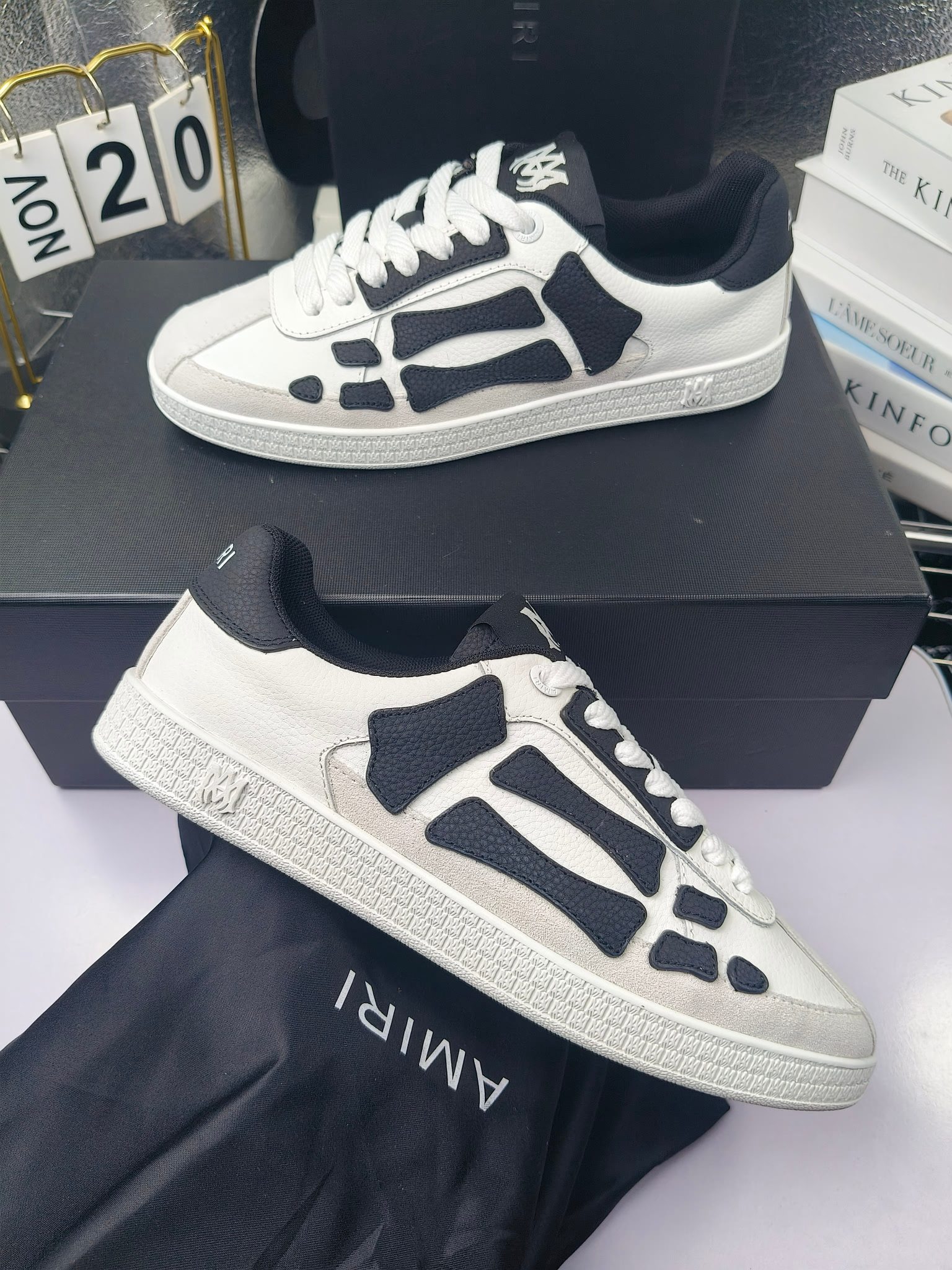 Amiri
推出全新 The Pacific 系列运动鞋
Amiri 于 2025 早春系列推出全新 “The Pacific” 系列运动鞋。这款标志性鞋履涵盖男女鞋款,从品牌经典运动风格中汲取灵感,优雅融合西海岸风情。“The Pacific” 系列植根于 Amiri 独特的加州基因,展现西海岸的自由与闲适氛围。此系列推出两款风格,融入了品牌标志性元素:皮革款以纯白皮革搭配同色鞋底,鞋侧点缀星星图案,宛如加州璀璨星空。黑色与海洋蓝配色为男女款共享配色,另有男士专属的红色星星款与女士专属的浅粉星星款;而麂皮款则以品牌经典骨头图案点缀鞋侧,橡胶鞋底与麂皮面料相得益彰,配色涵盖黑色、巧克力色与沙色,适用于男女款。
明星 博主 网红推荐款,🚵🏻逛街 聚会 旅游必不可少的一款。
码数:女款35—40(40.41订做不退换)
男款 :38—45(38.4546订做不退换)
p260