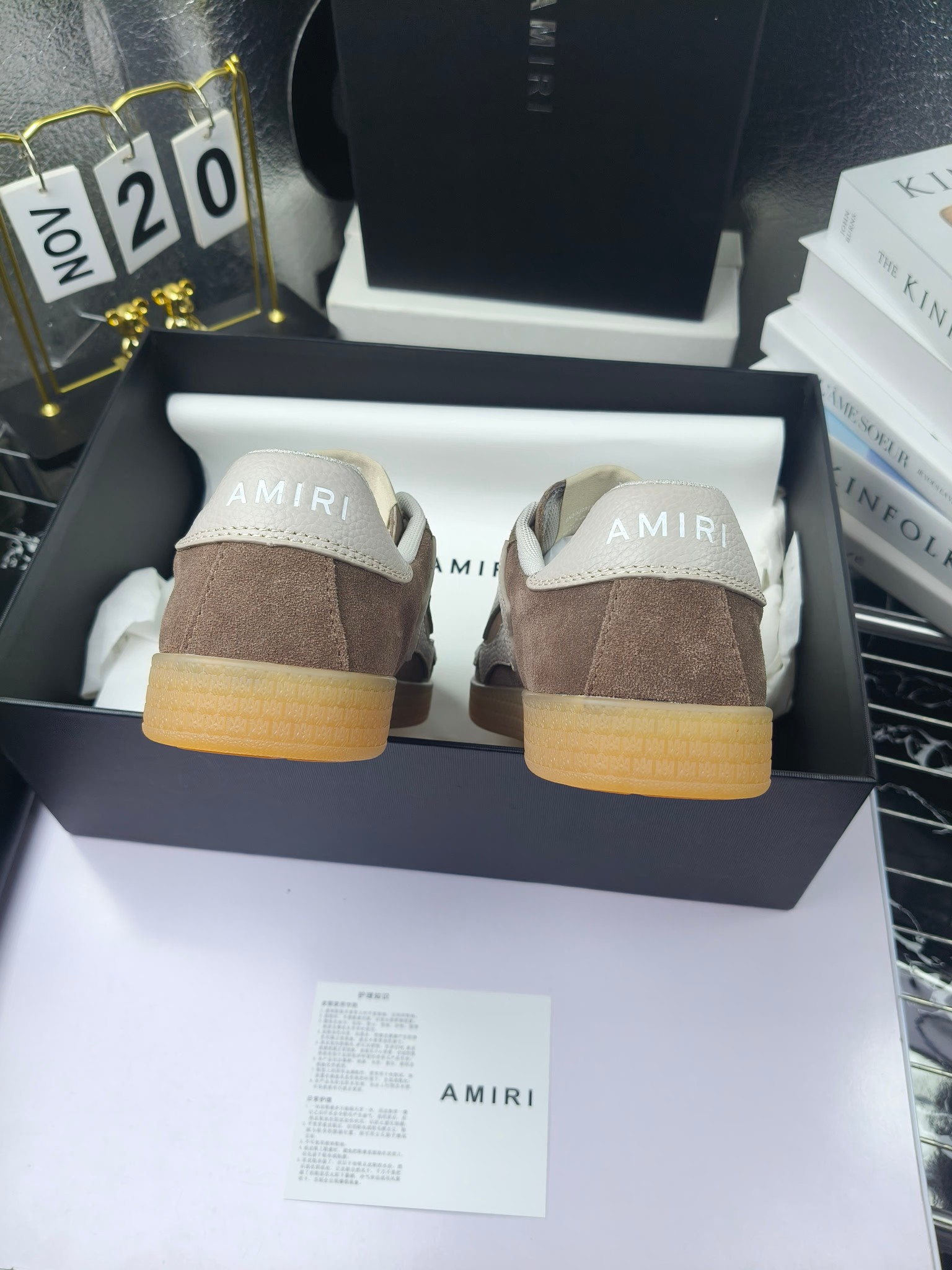 Amiri
推出全新 The Pacific 系列运动鞋
Amiri 于 2025 早春系列推出全新 “The Pacific” 系列运动鞋。这款标志性鞋履涵盖男女鞋款,从品牌经典运动风格中汲取灵感,优雅融合西海岸风情。“The Pacific” 系列植根于 Amiri 独特的加州基因,展现西海岸的自由与闲适氛围。此系列推出两款风格,融入了品牌标志性元素:皮革款以纯白皮革搭配同色鞋底,鞋侧点缀星星图案,宛如加州璀璨星空。黑色与海洋蓝配色为男女款共享配色,另有男士专属的红色星星款与女士专属的浅粉星星款;而麂皮款则以品牌经典骨头图案点缀鞋侧,橡胶鞋底与麂皮面料相得益彰,配色涵盖黑色、巧克力色与沙色,适用于男女款。
明星 博主 网红推荐款,🚵🏻逛街 聚会 旅游必不可少的一款。
码数:女款35—40(40.41订做不退换)
男款 :38—45(38.4546订做不退换)
p260
