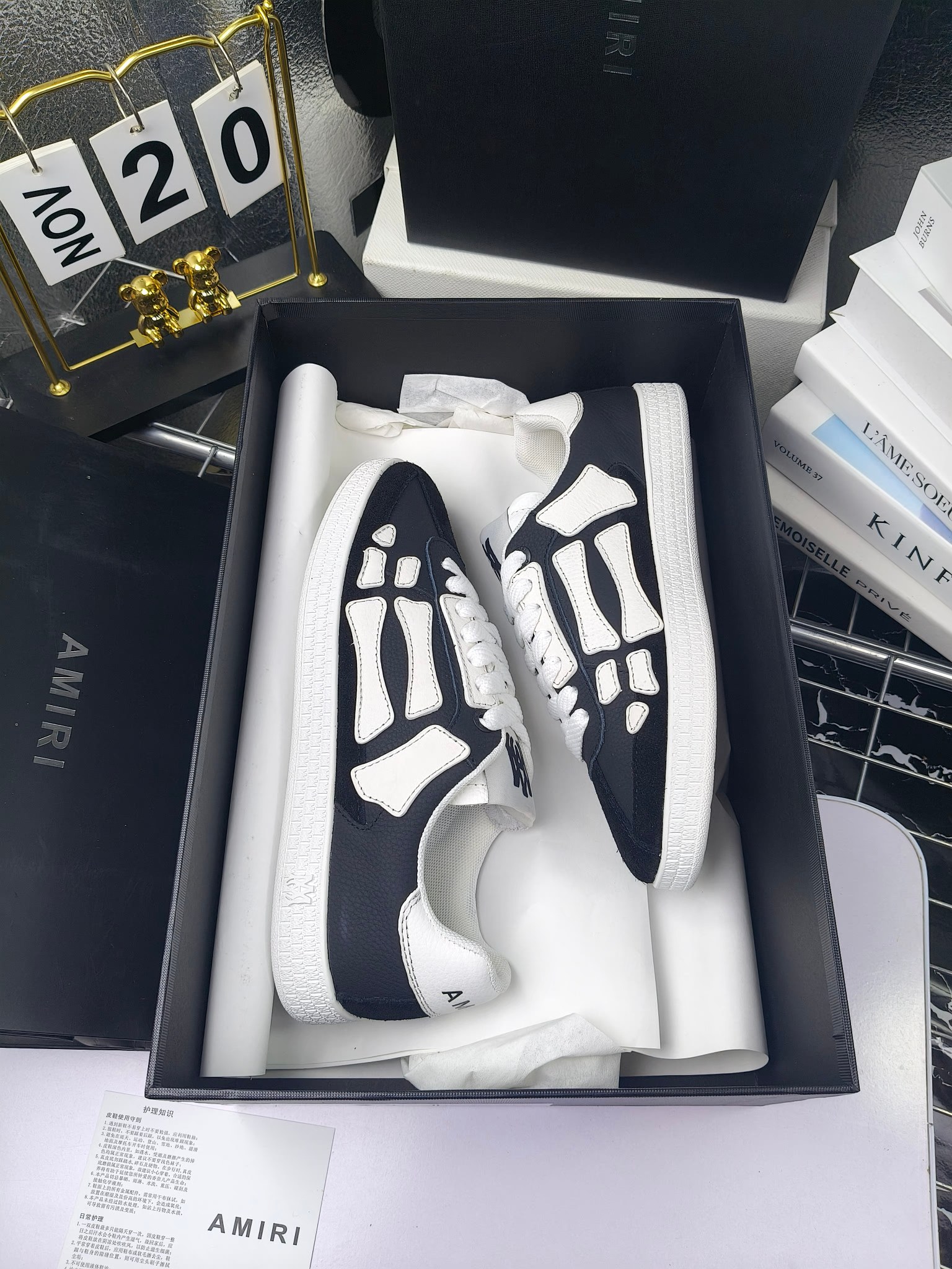 Amiri 
推出全新 The Pacific 系列运动鞋
Amiri 于 2025 早春系列推出全新 “The Pacific” 系列运动鞋。这款标志性鞋履涵盖男女鞋款，从品牌经典运动风格中汲取灵感，优雅融合西海岸风情。“The Pacific” 系列植根于 Amiri 独特的加州基因，展现西海岸的自由与闲适氛围。此系列推出两款风格，融入了品牌标志性元素：皮革款以纯白皮革搭配同色鞋底，鞋侧点缀星星图案，宛如加州璀璨星空。黑色与海洋蓝配色为男女款共享配色，另有男士专属的红色星星款与女士专属的浅粉星星款；而麂皮款则以品牌经典骨头图案点缀鞋侧，橡胶鞋底与麂皮面料相得益彰，配色涵盖黑色、巧克力色与沙色，适用于男女款。
明星 博主 网红推荐款，🚵🏻逛街 聚会 旅游必不可少的一款。
 码数：女款35—40（40.41订做不退换）
 男款 ：38—45（38.4546订做不退换）
p260